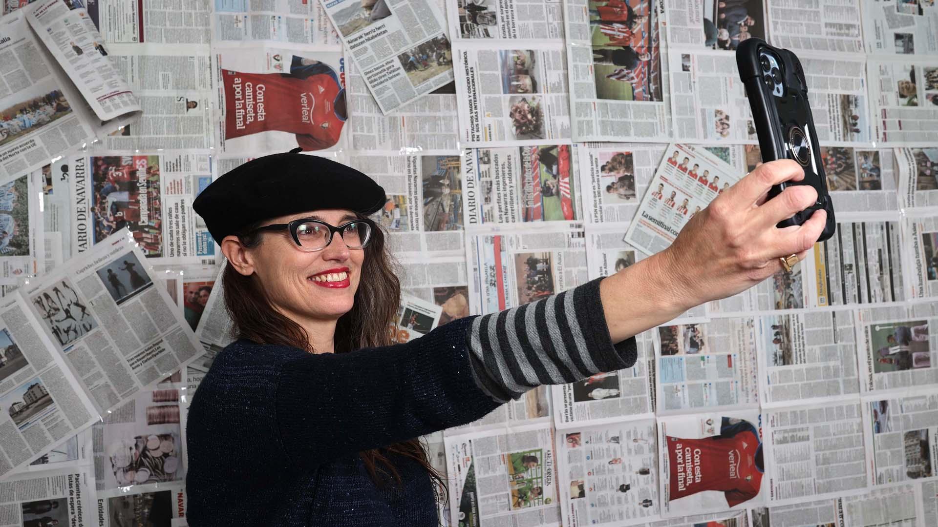 Judith Torrea, en las instalaciones de Diario de Navarra, en Cordovilla. La periodista utiliza el móvil como herramienta de trabajo para retransmitir en directo desde la frontera mexicano-estadounidense