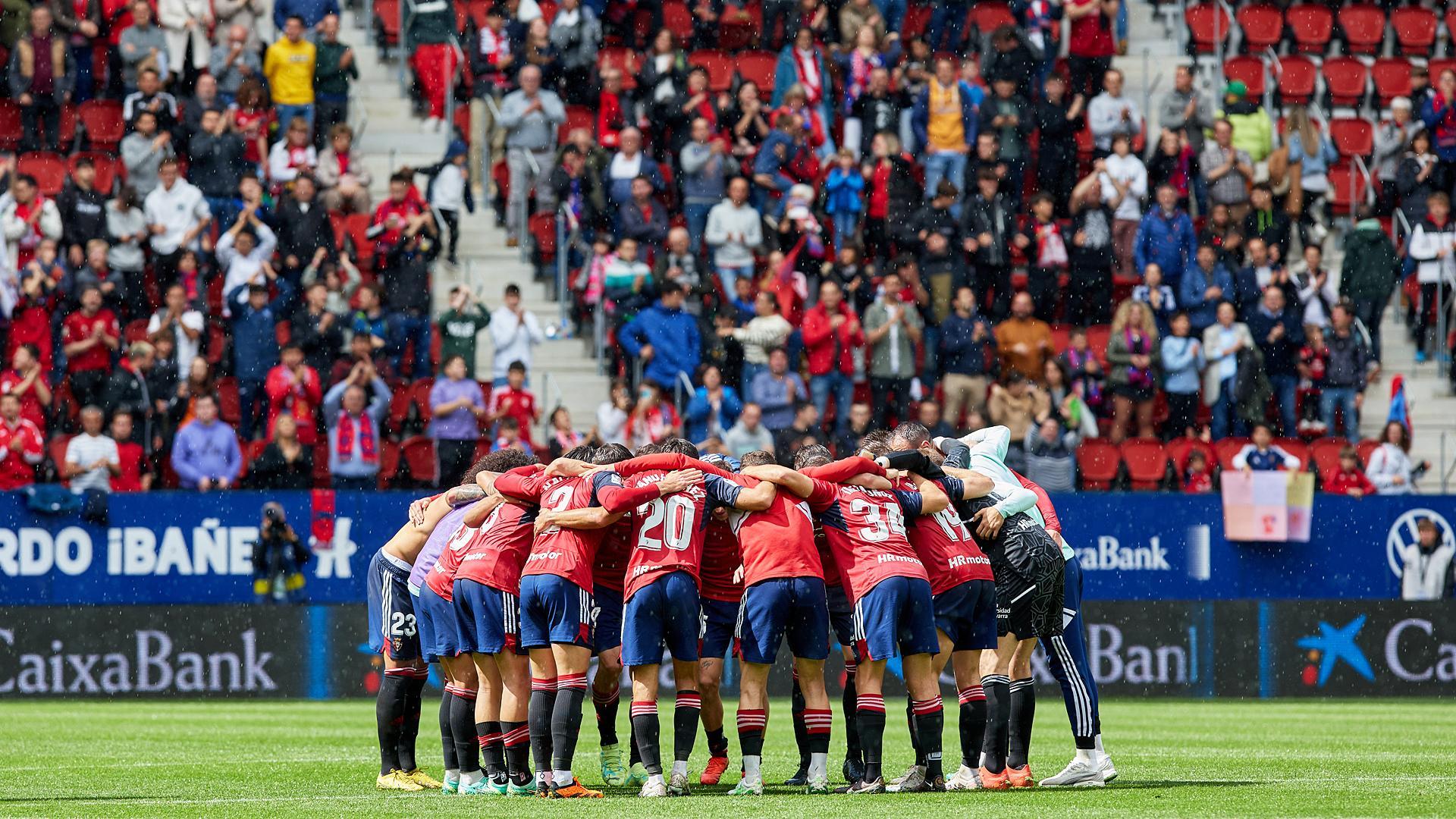 Los jugadores celebraron la victoria abrazados en círculo