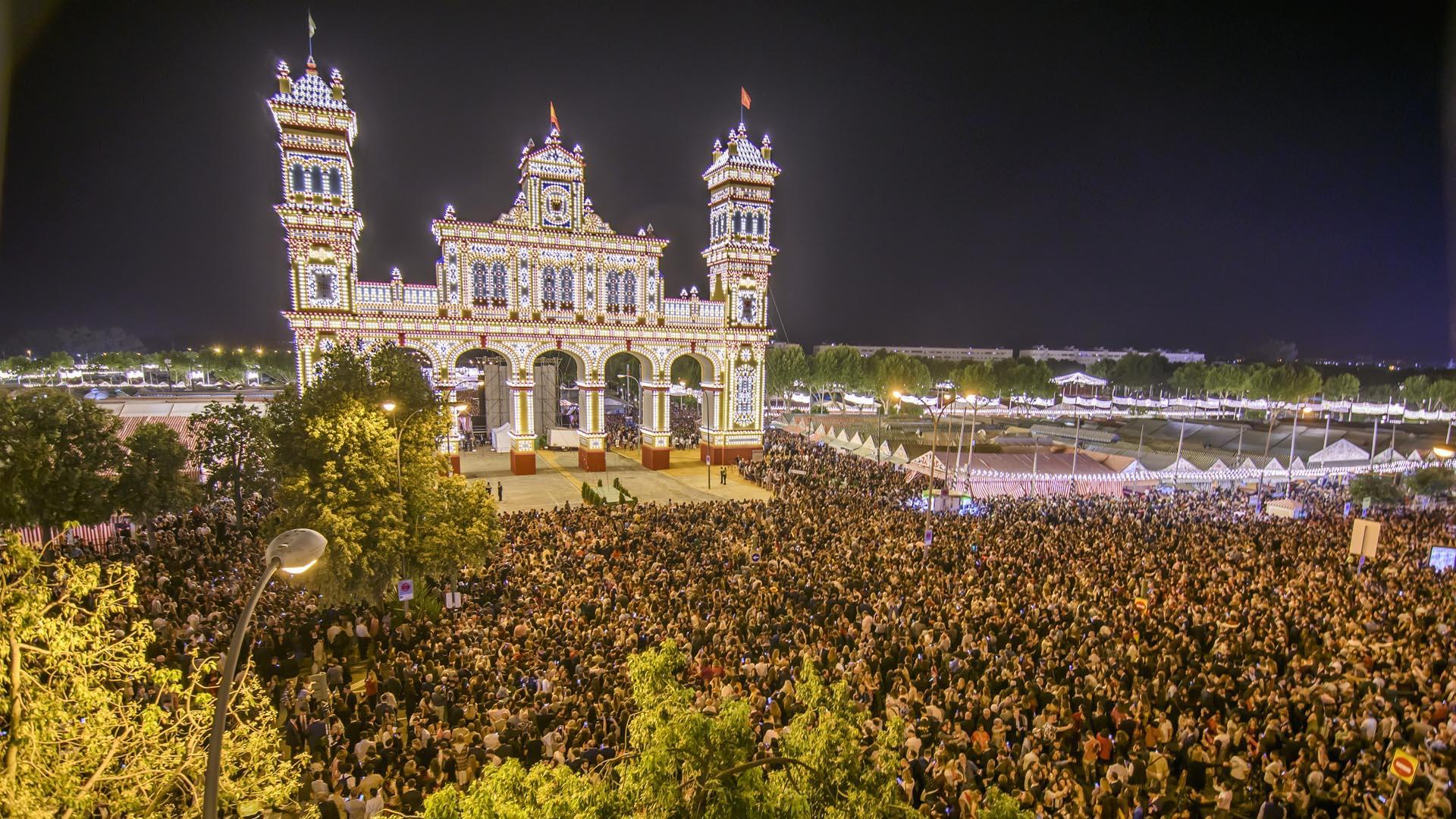 Tradicional 'alumbrao' en la Feria de Abril de Sevilla