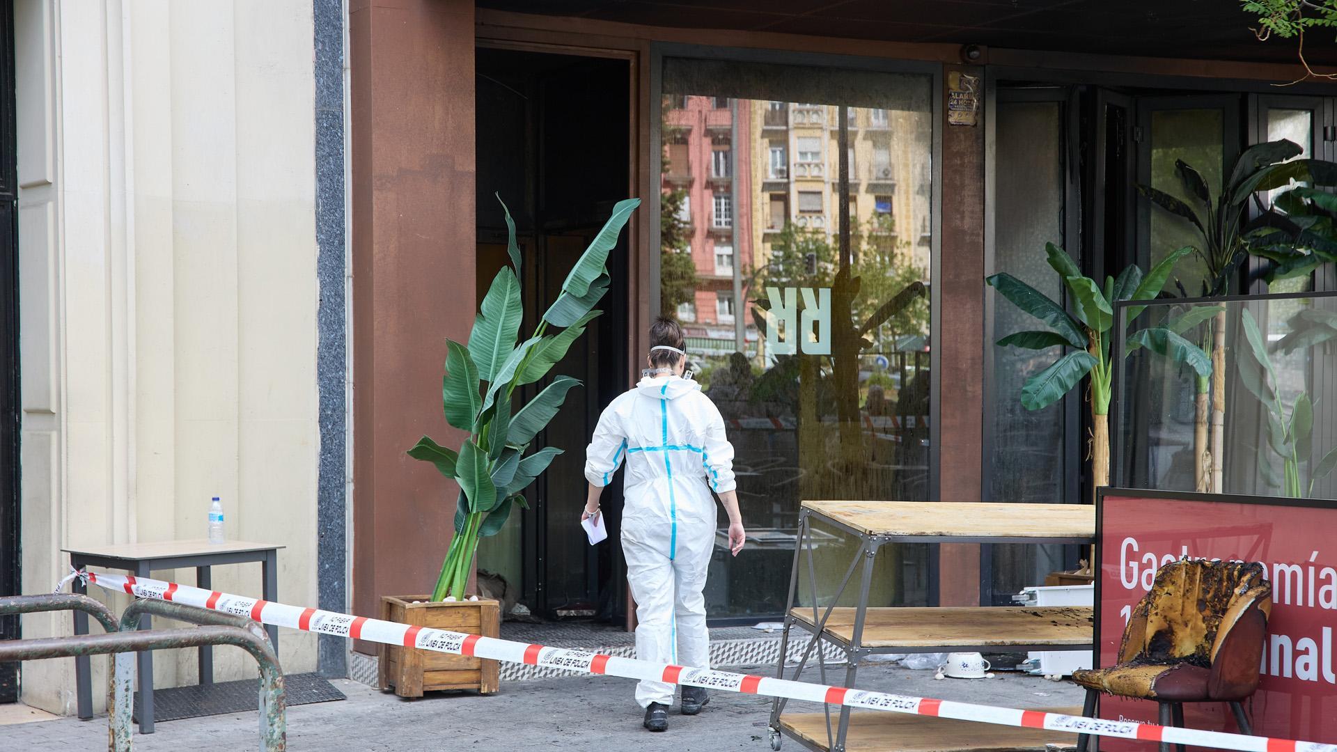 Policía Científica, en el exterior del restaurante incendiado en Madrid