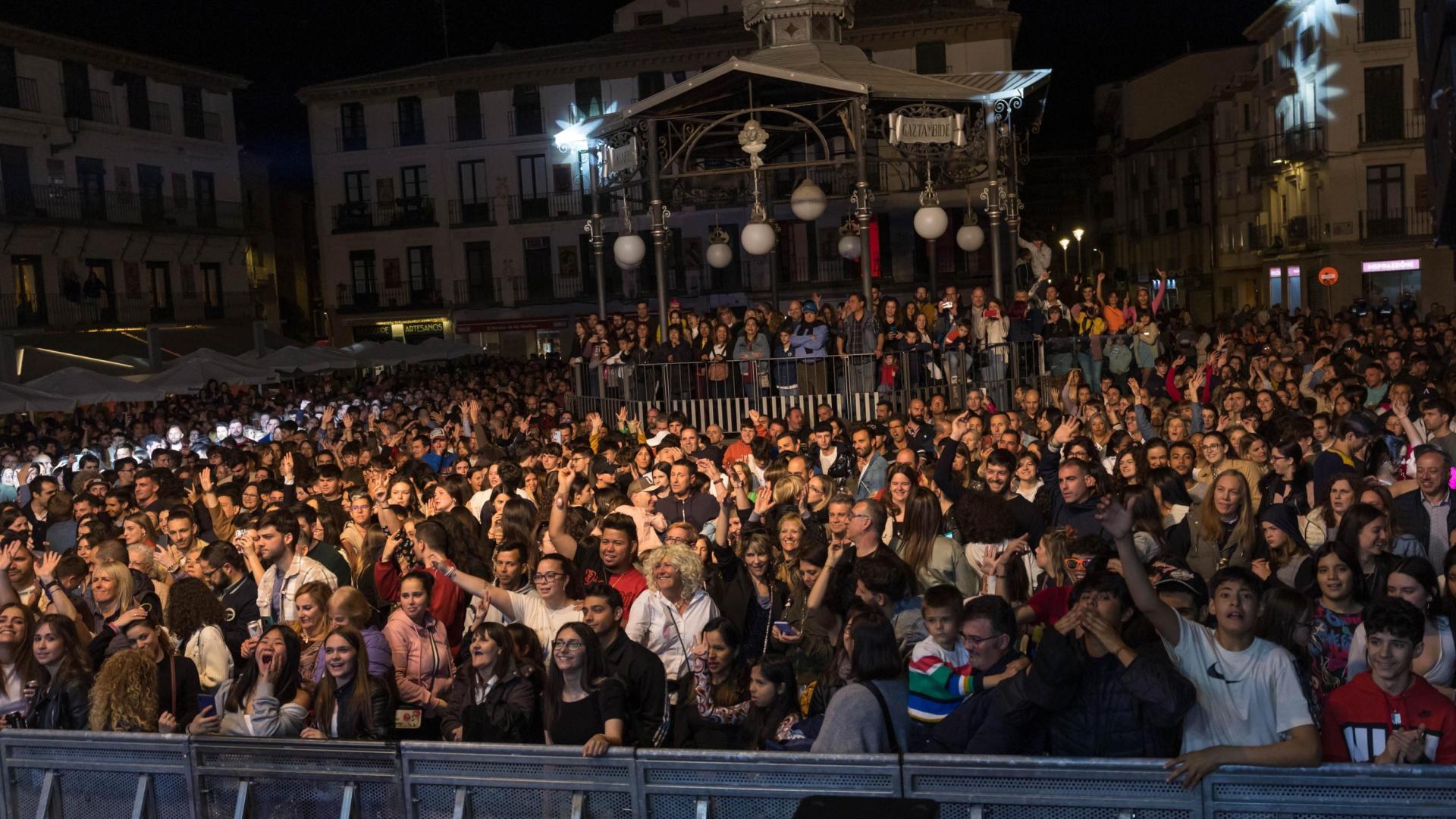 Imagen de los espectadores que se dieron cita en la plaza de los Fueros de Tudela para disfrutar de la sesión de Carlos Jean