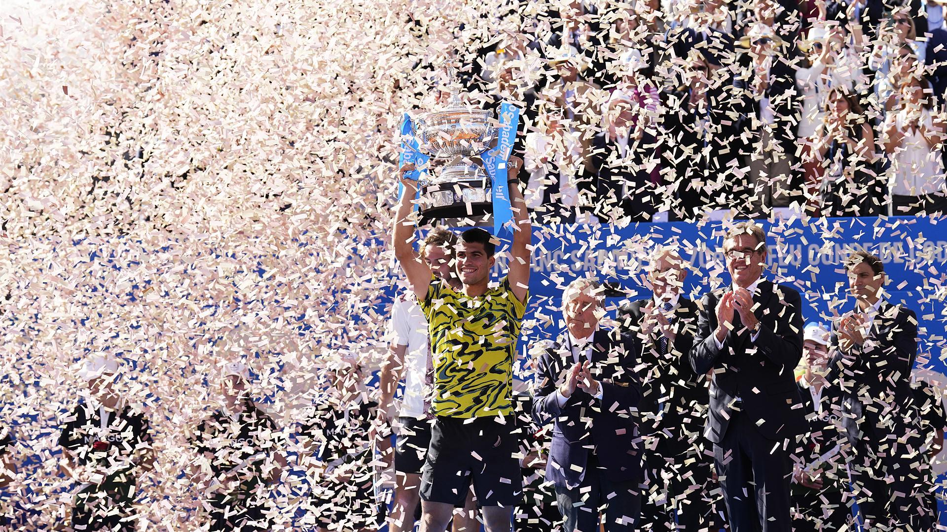Carlos Alcaraz levanta el trofeo tras imponerse en el Conde de Godó de Barcelona.