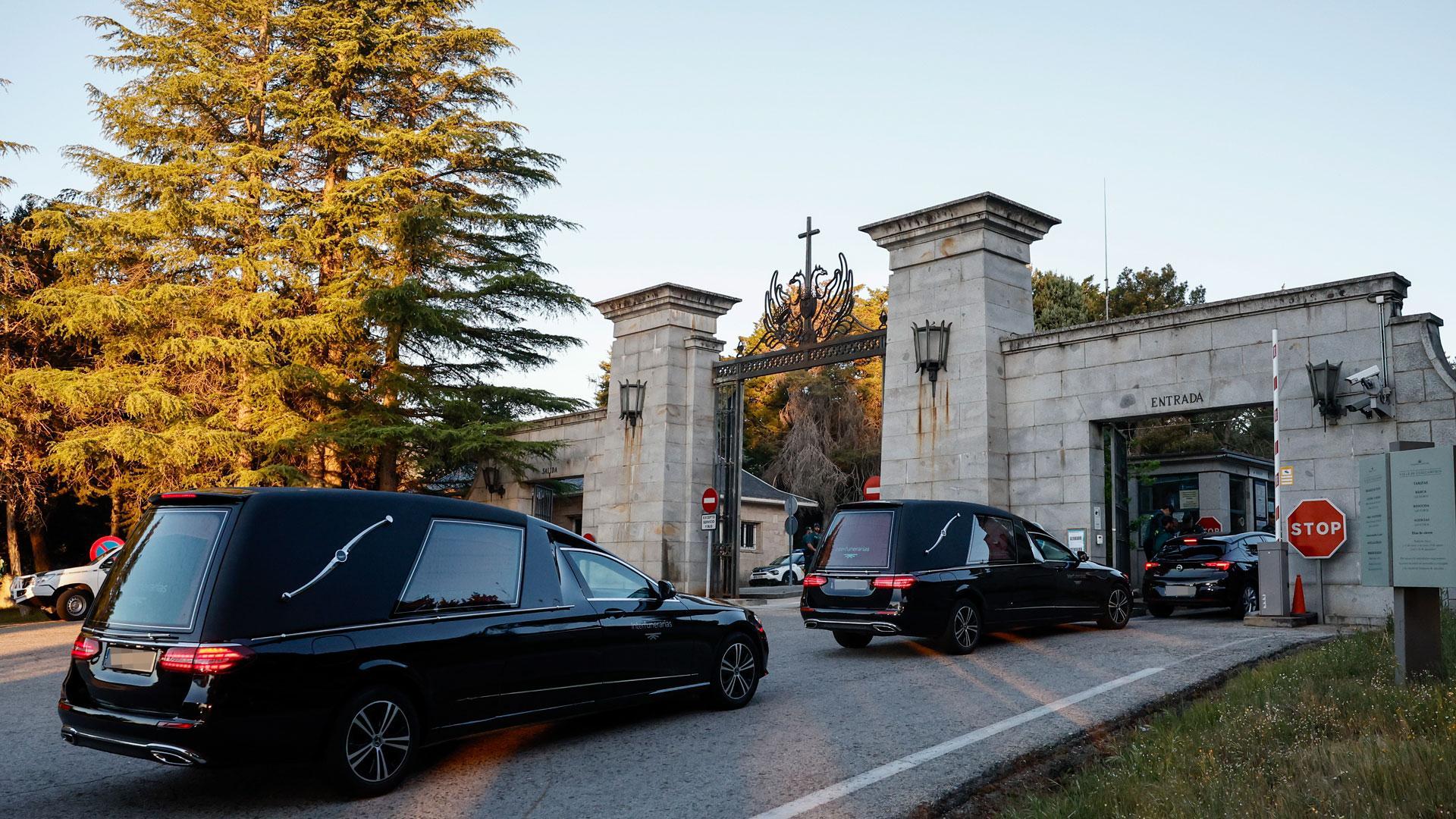 Dos coches fúnebres entran en el Valle de de los Caídos para la exhumación de los restos del fundador de la Falange, José Antonio Primo de Rivera