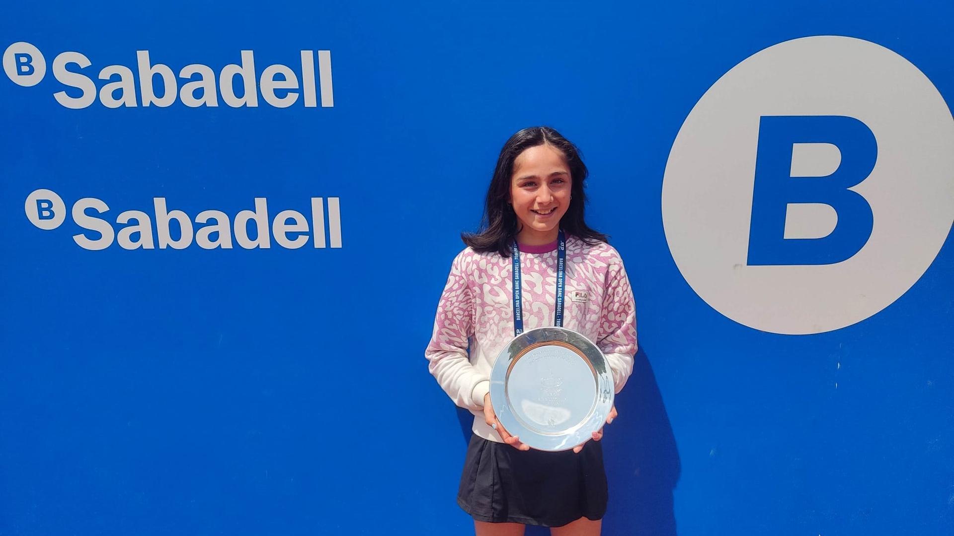 Idoia Razquin posa con el trofeo de subcampeona sub-14 en el Godó