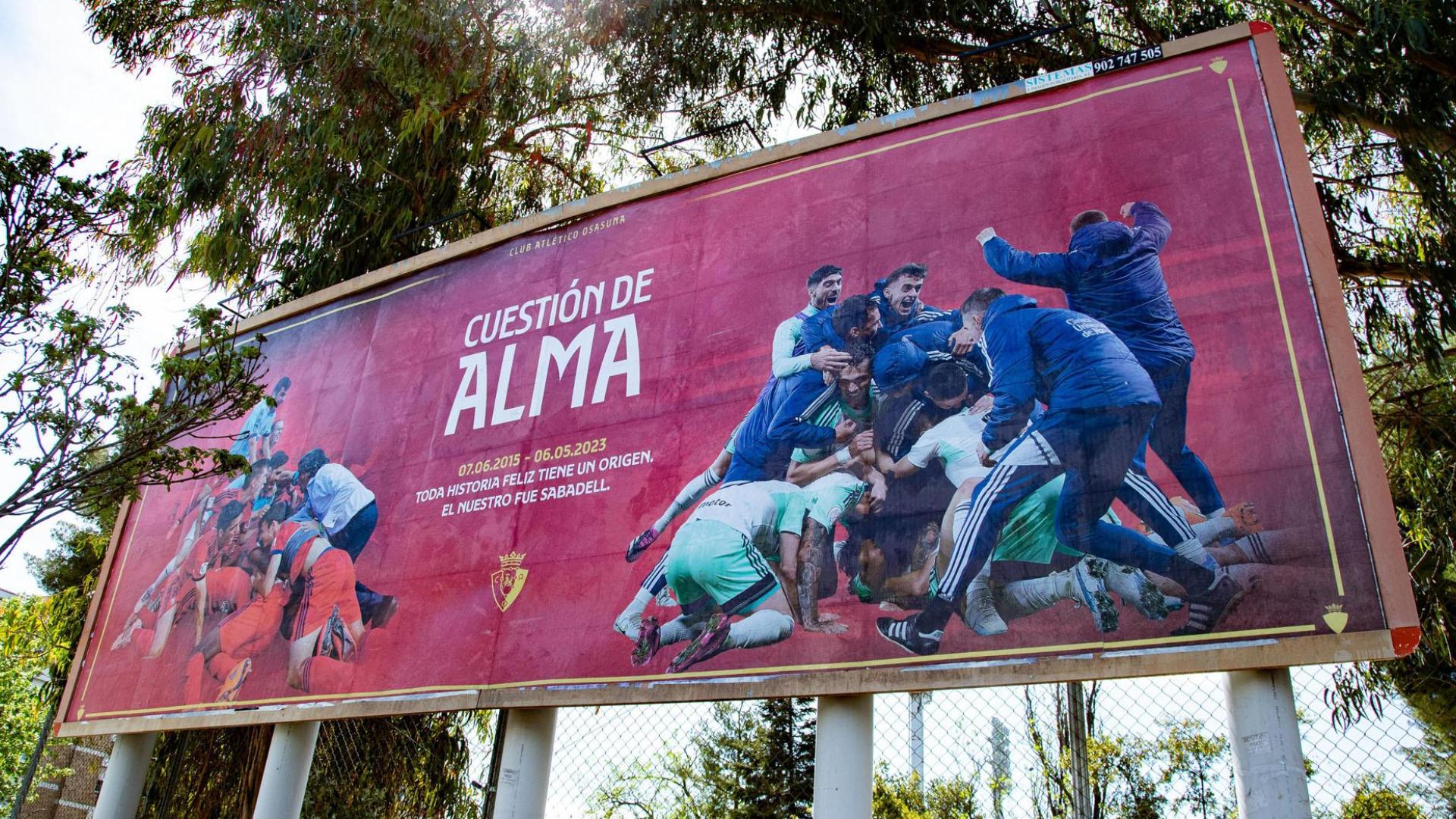 Una frase de Michael Robinson ilustra el cartel colocado por Osasuna