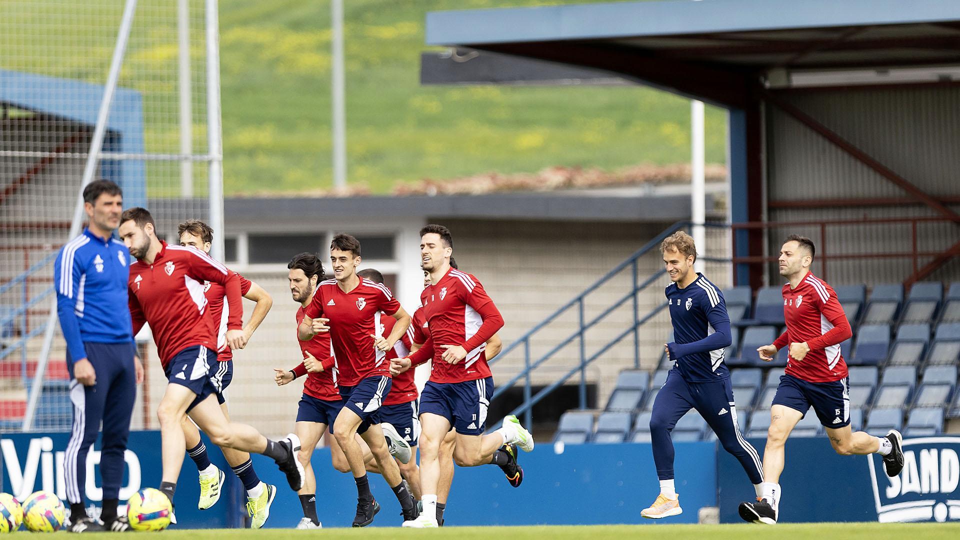 Los jugadores rojillos durante el entrenamiento de este lunes en Tajonar