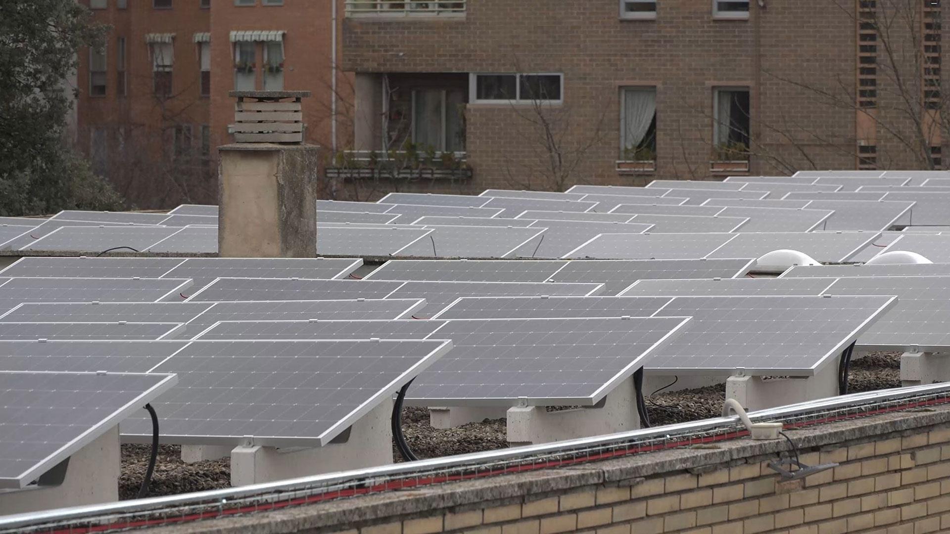 Placas solares de una comunidad energética de Pamplona
