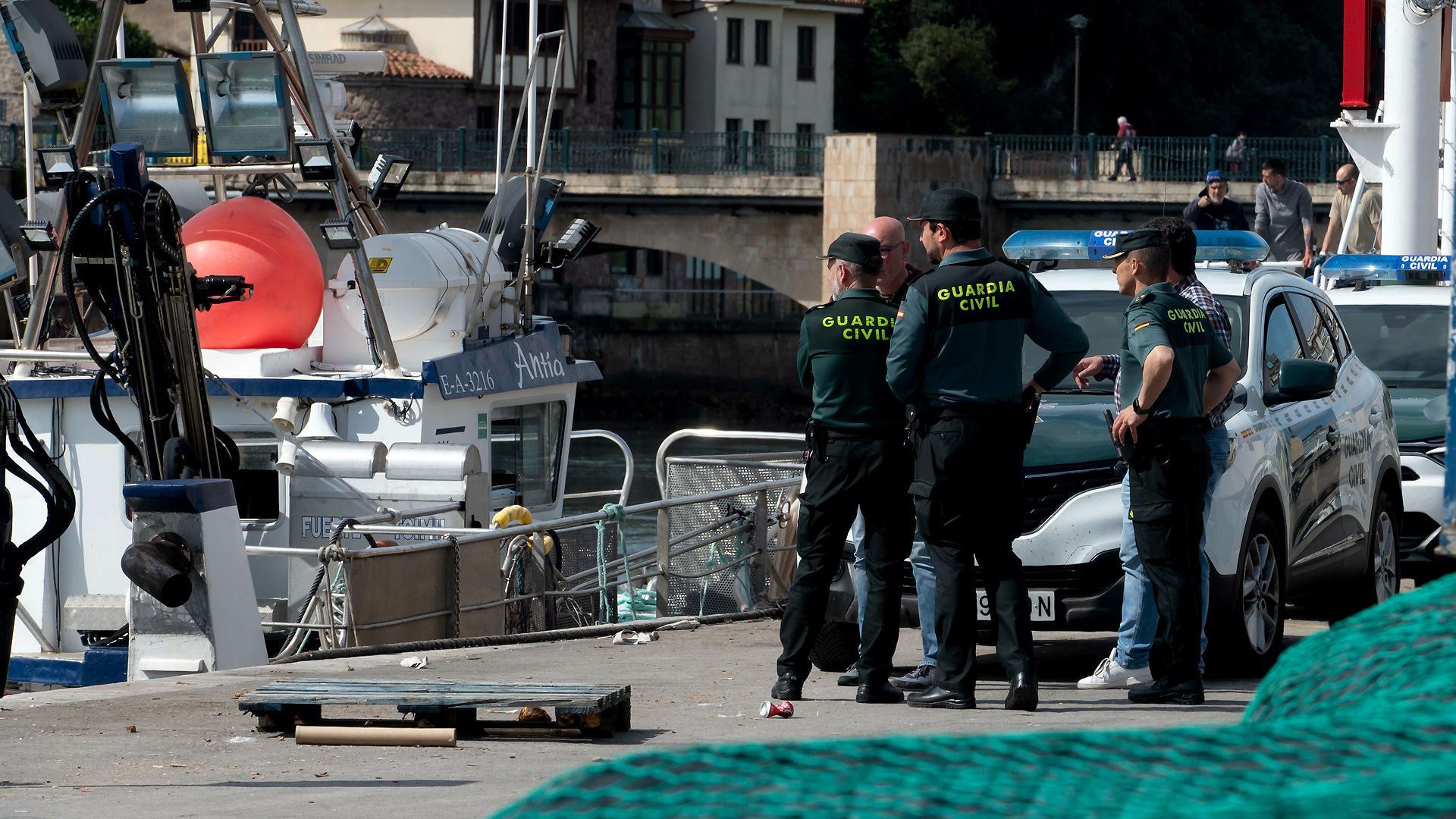 Agentes de la Guardia Civil, junto al pesquero gallego 'Novo Xoel', este martes en el puerto de la localidad cántabra de San Vicente de la Barquera