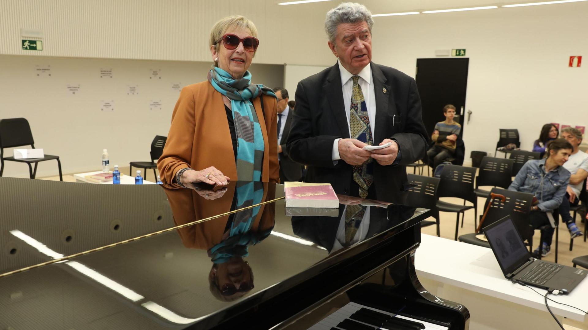 Antonio Baciero, autor del libro, junto a Margarita Remacha en el Aula Guelbenzu de la Ciudad de la Música