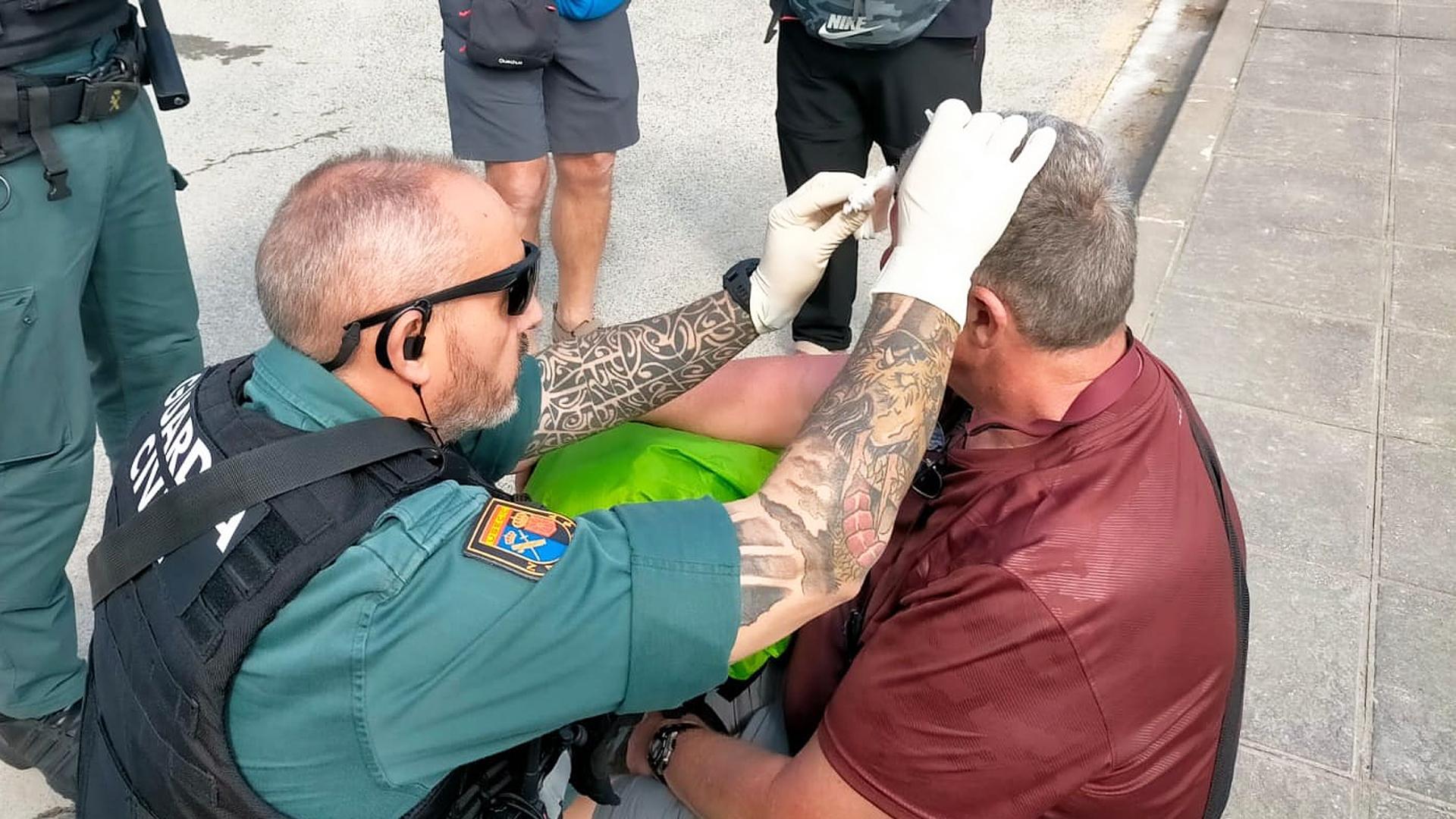 Un agente de la Guardia Civil atiende al peregrino estadounidense herido