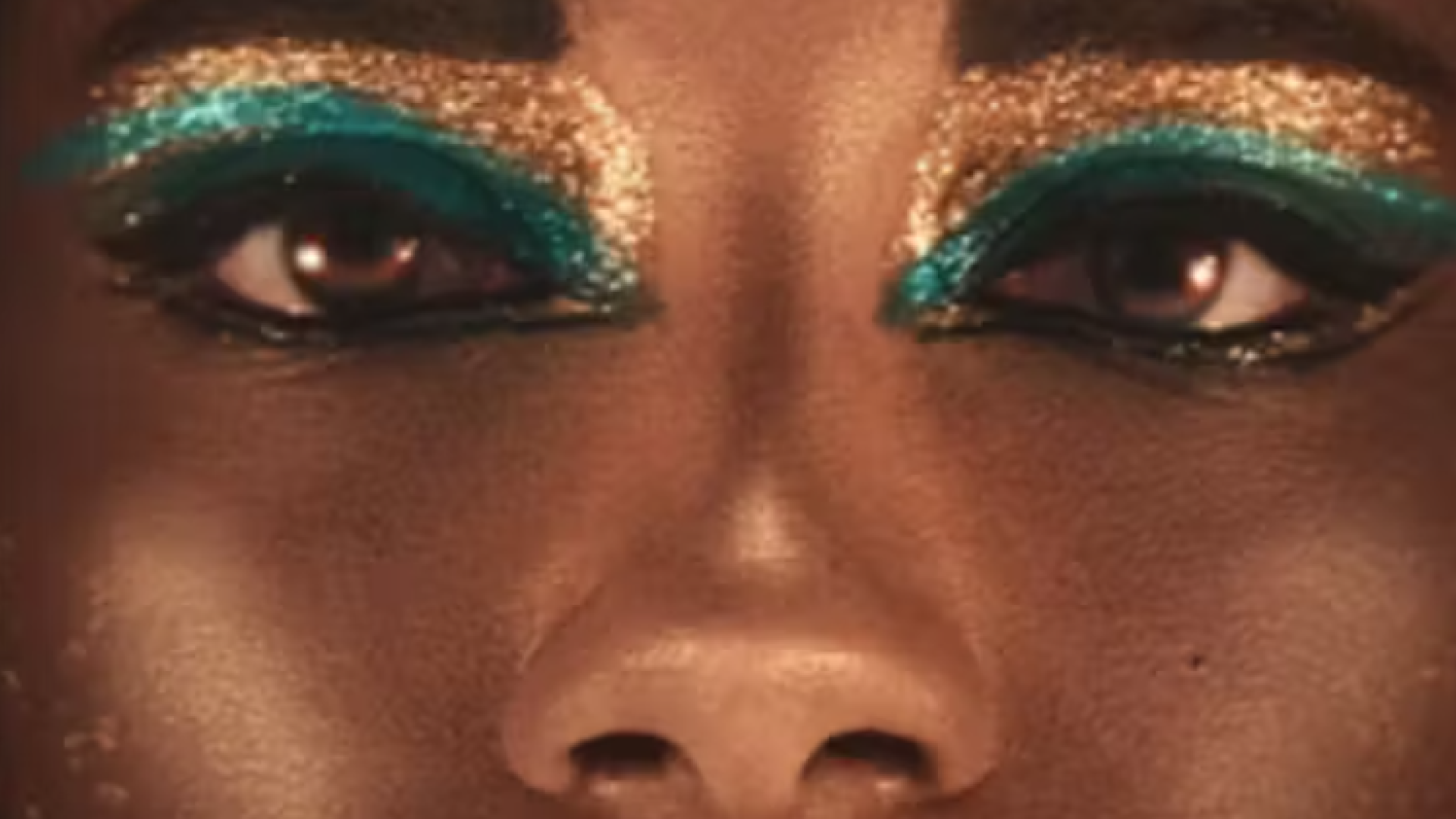 Adele James como Cleopatra (‘Queen Cleopatra’ de Jada Pinkett Smith, Netflix, 2023).