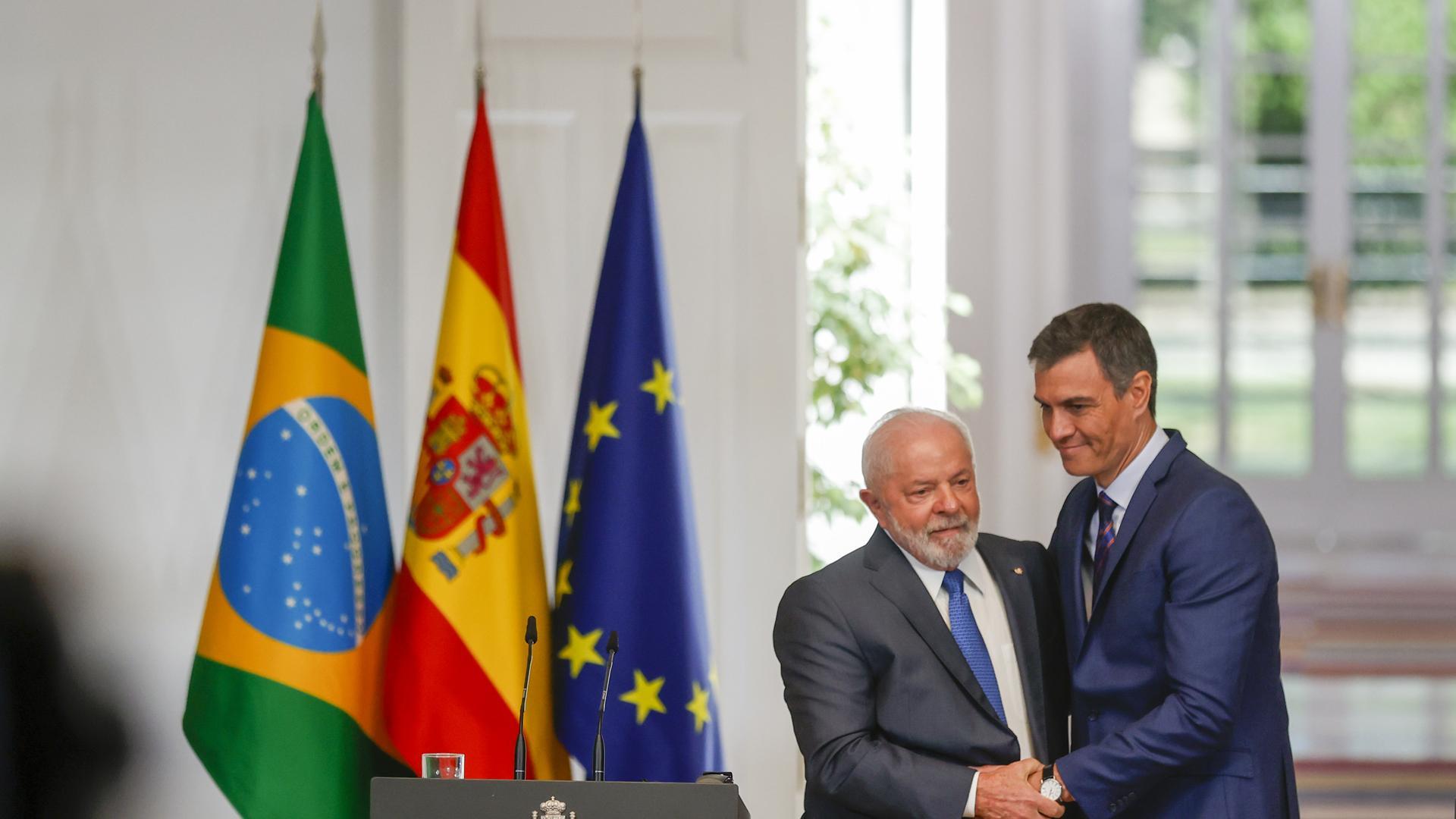 Saludo entre Pedro Sánchez y Lula da Silva antes de comparecer ante los medios