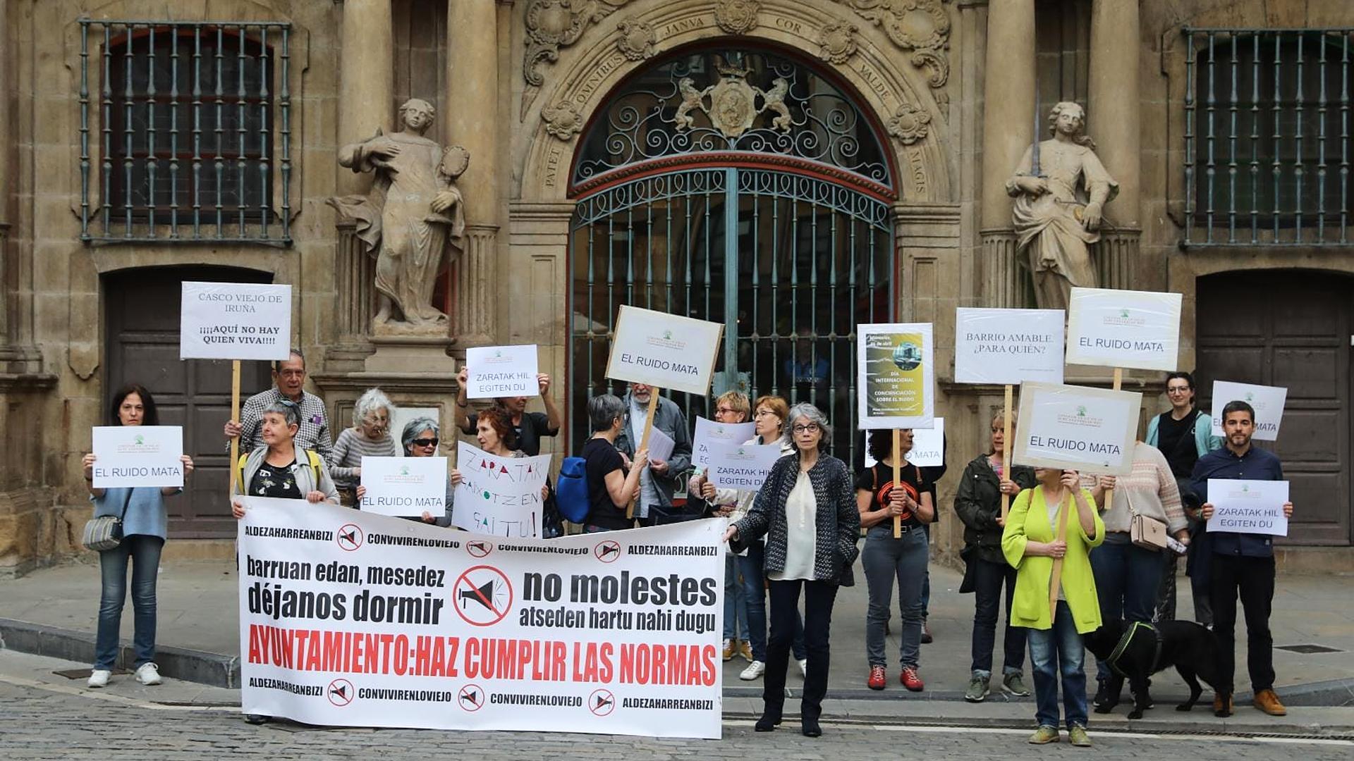 Los vecinos durante la protesta ante el Ayuntamiento de Pamplona