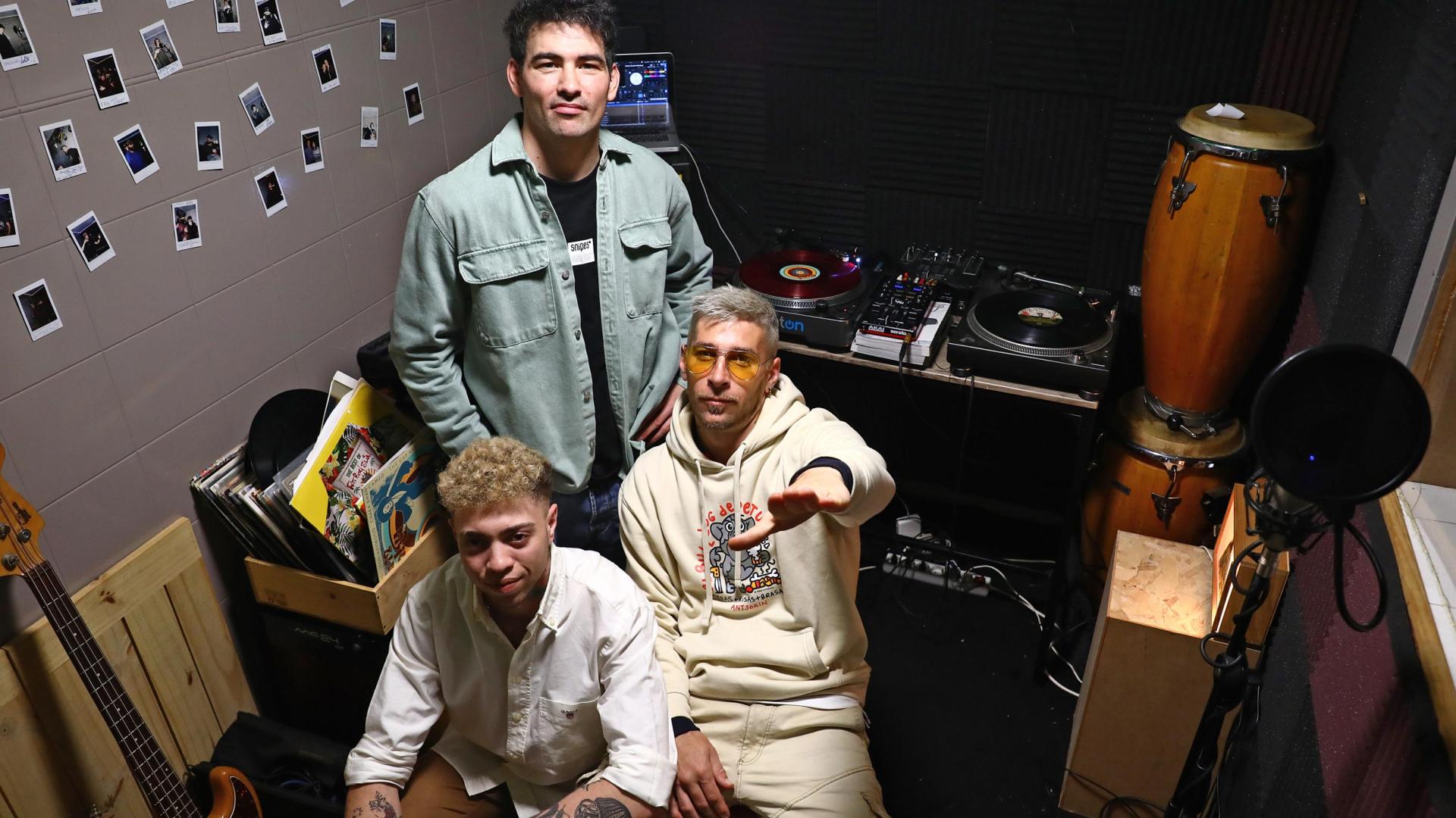 De pie, el Dj Rever Loop; con gafas, el rapero Mr. Speaker, y a su lado, el técnico Manu Dueñas, de Kimera Estudios, que transmitirá el evento.