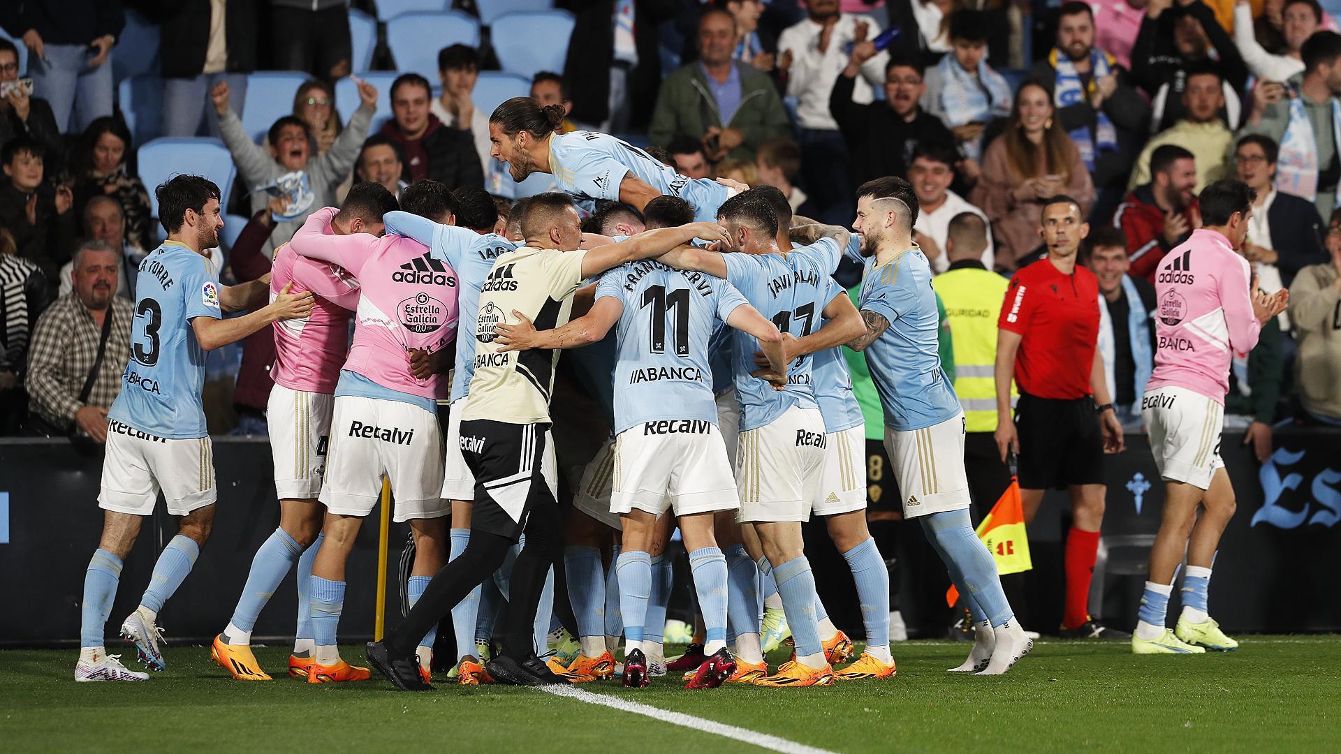 Los jugadores del Celta celebran el tanto de Aidoo que les mantiene en LaLiga