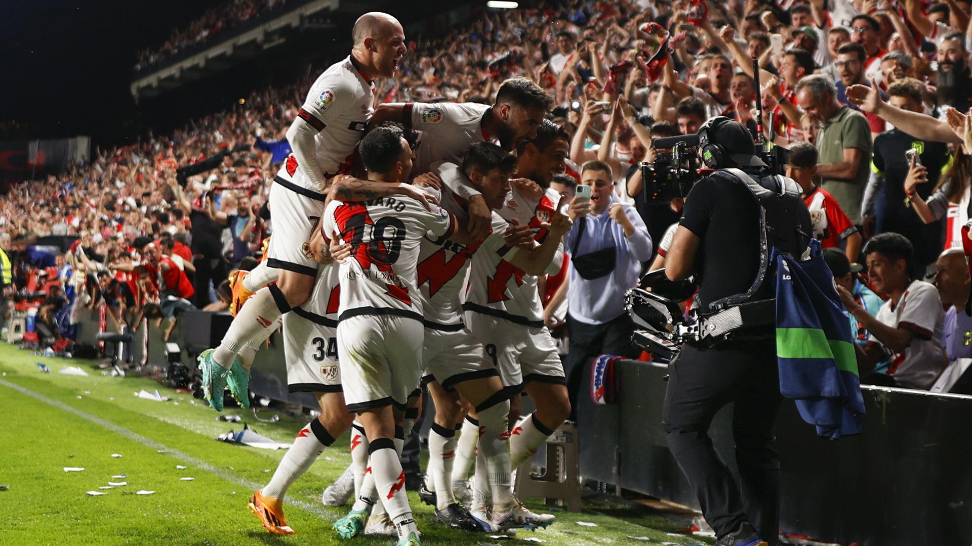 Los jugadores del Rayo celebran uno de los dos tantos marcados al Barça