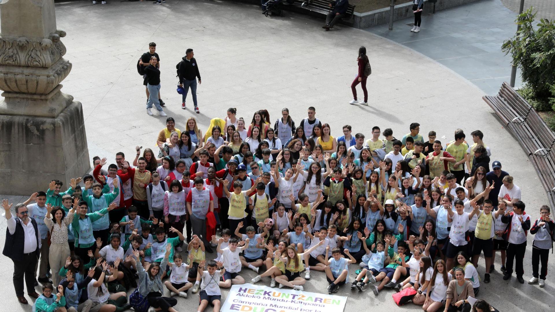 Escolares de los cinco centros, congregados en la Plaza del Vínculo