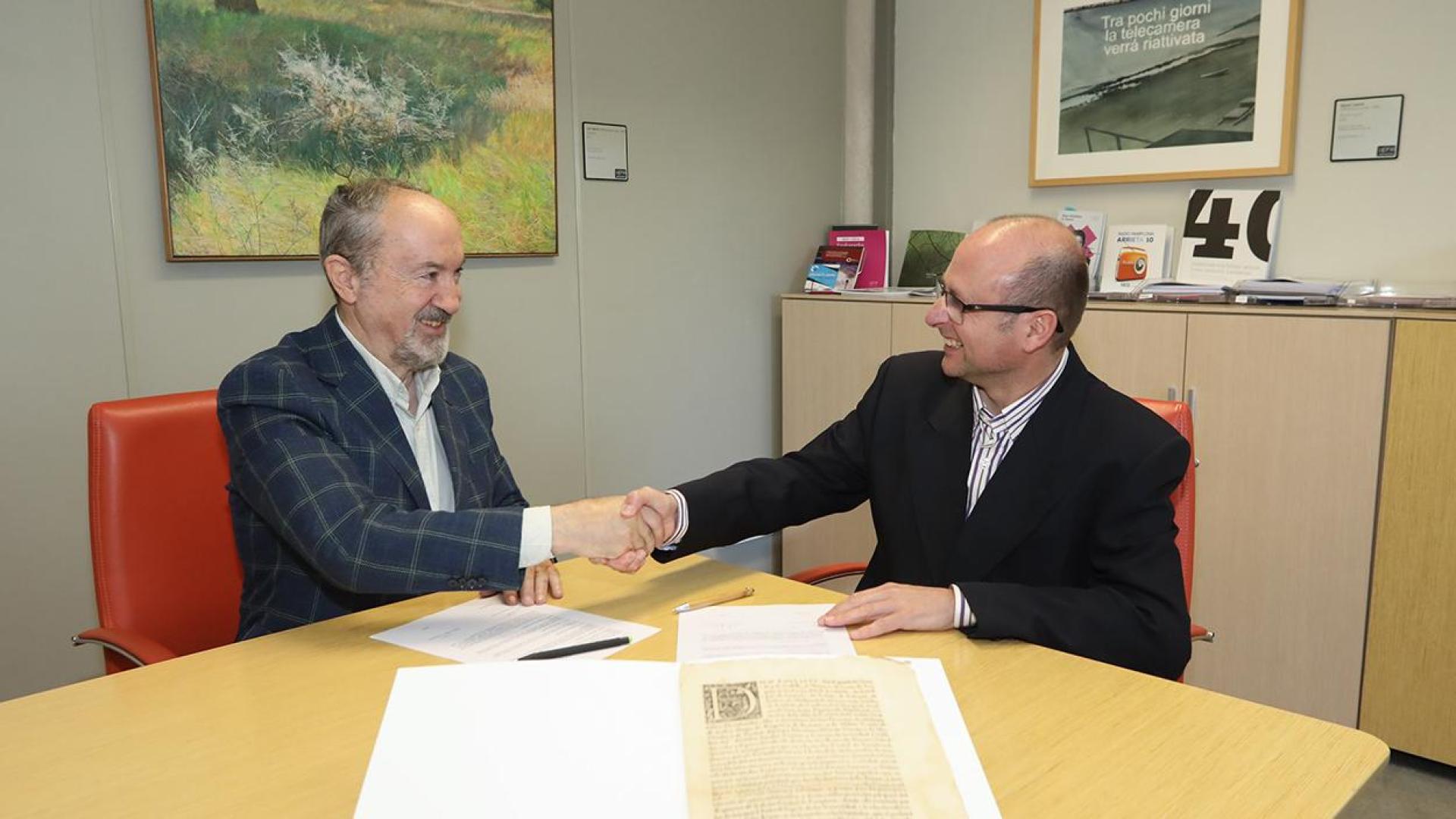 Sixto Jiménez (izquierda) y Roldán Jimeno, tras la firma del contrato de depósito del documento