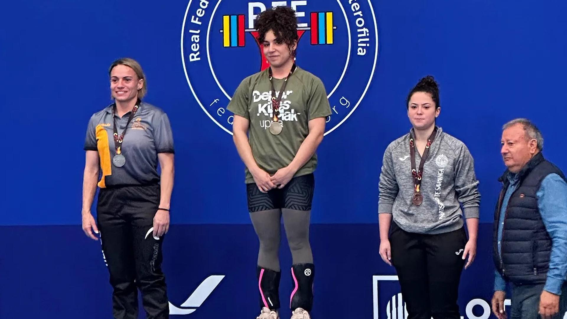 Laura Cháfer Vírseda, medalla de oro en halterofilia, en el podio