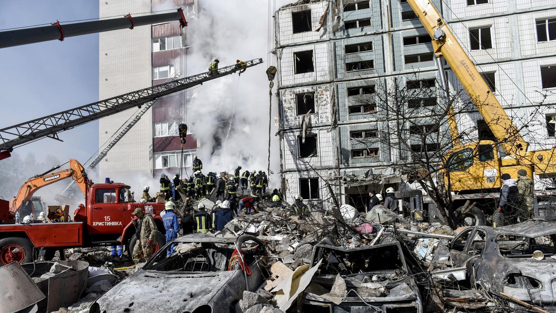 Efectivos de rescate trabajan en una edificio de Umán tras ser atacado por misiles