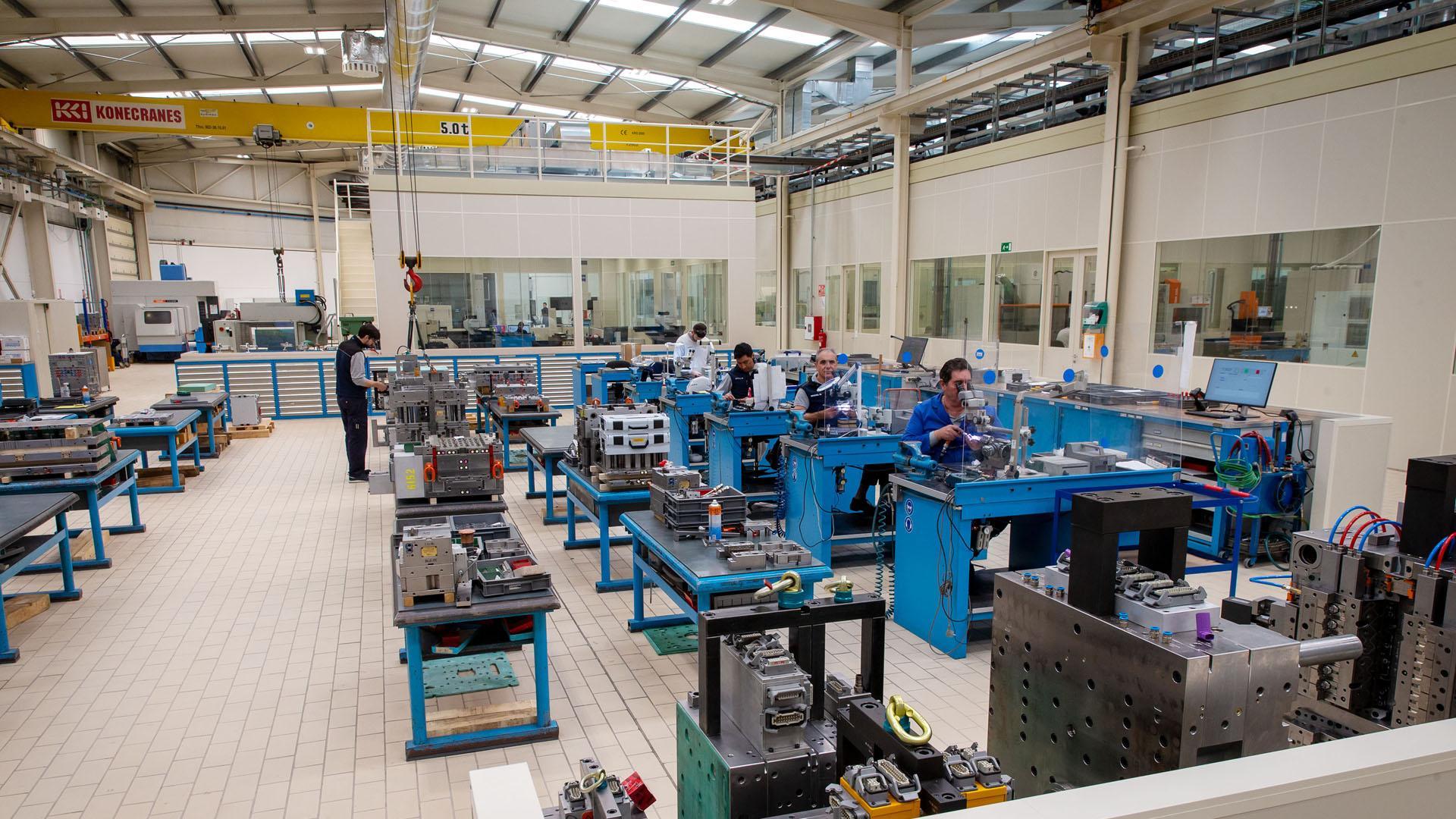 Trabajadores en el interior de la empresa Irumold