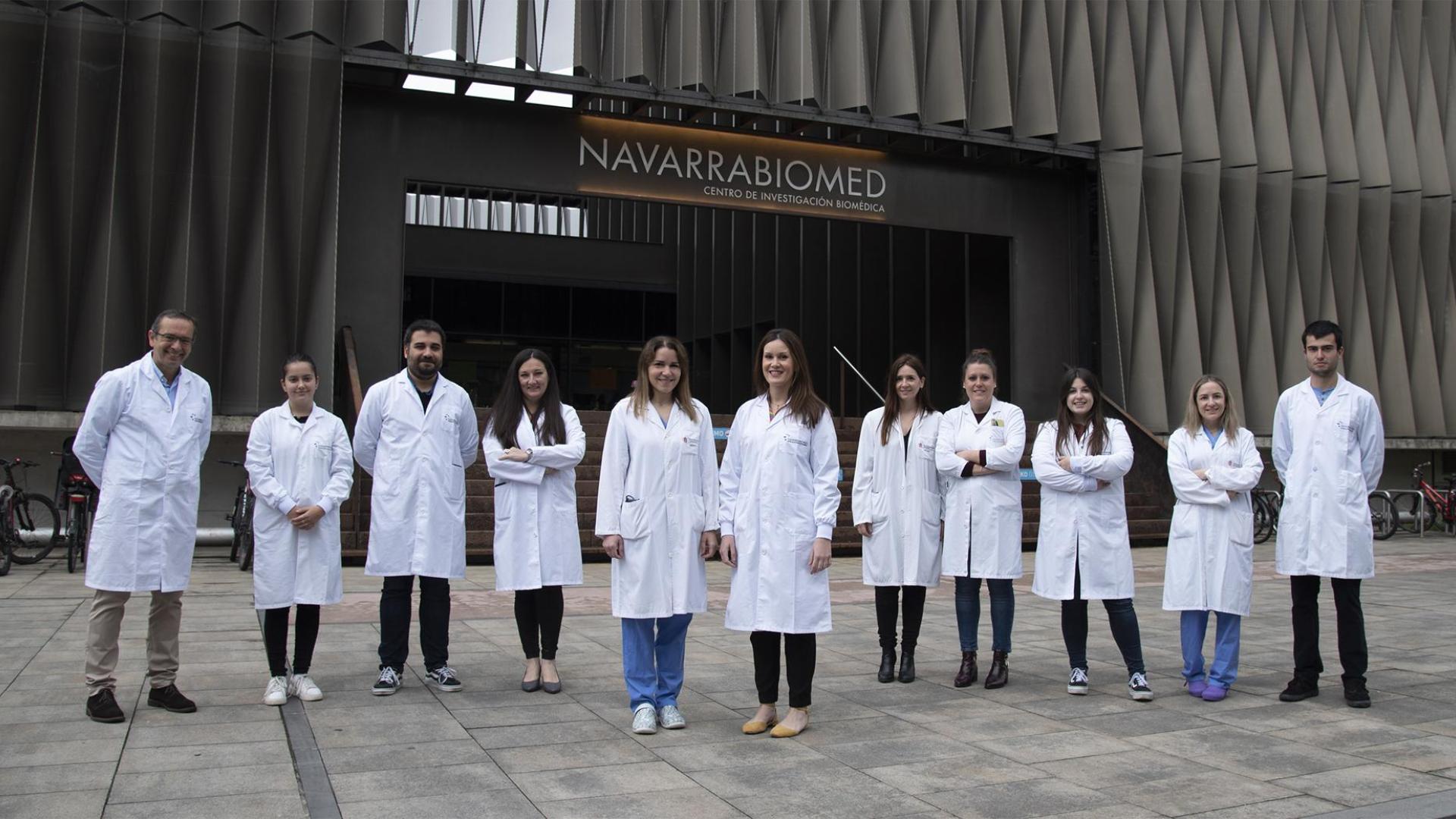 En el centro, ambas premiadas: Amaia García de la Peña (derecha) y Eva Jover (izquierda), junto a personal investigador de la Unidad de Cardiología Traslacional
