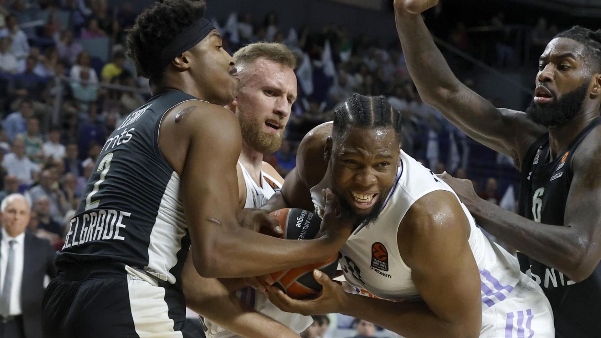 En el centro de la imagen, Guerschon Yabusele, pívot del Real Madrid