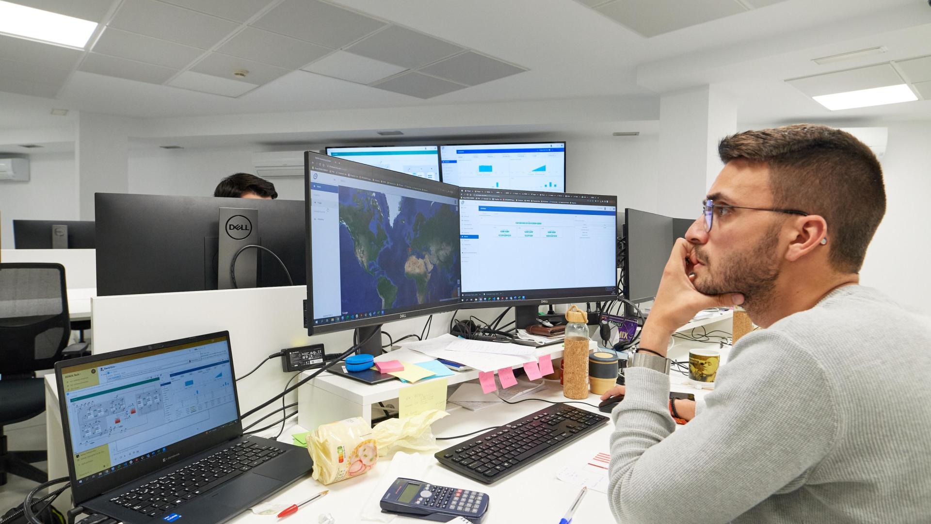Un empleado del área tecnológica de Eosol trabaja con el software de control remoto de equipamientos