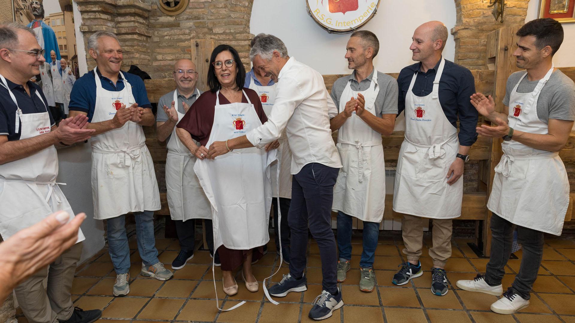 Juan Pedro Ruiz entrega el Mandil de Honor de La Intemperie a Mamen Motilva