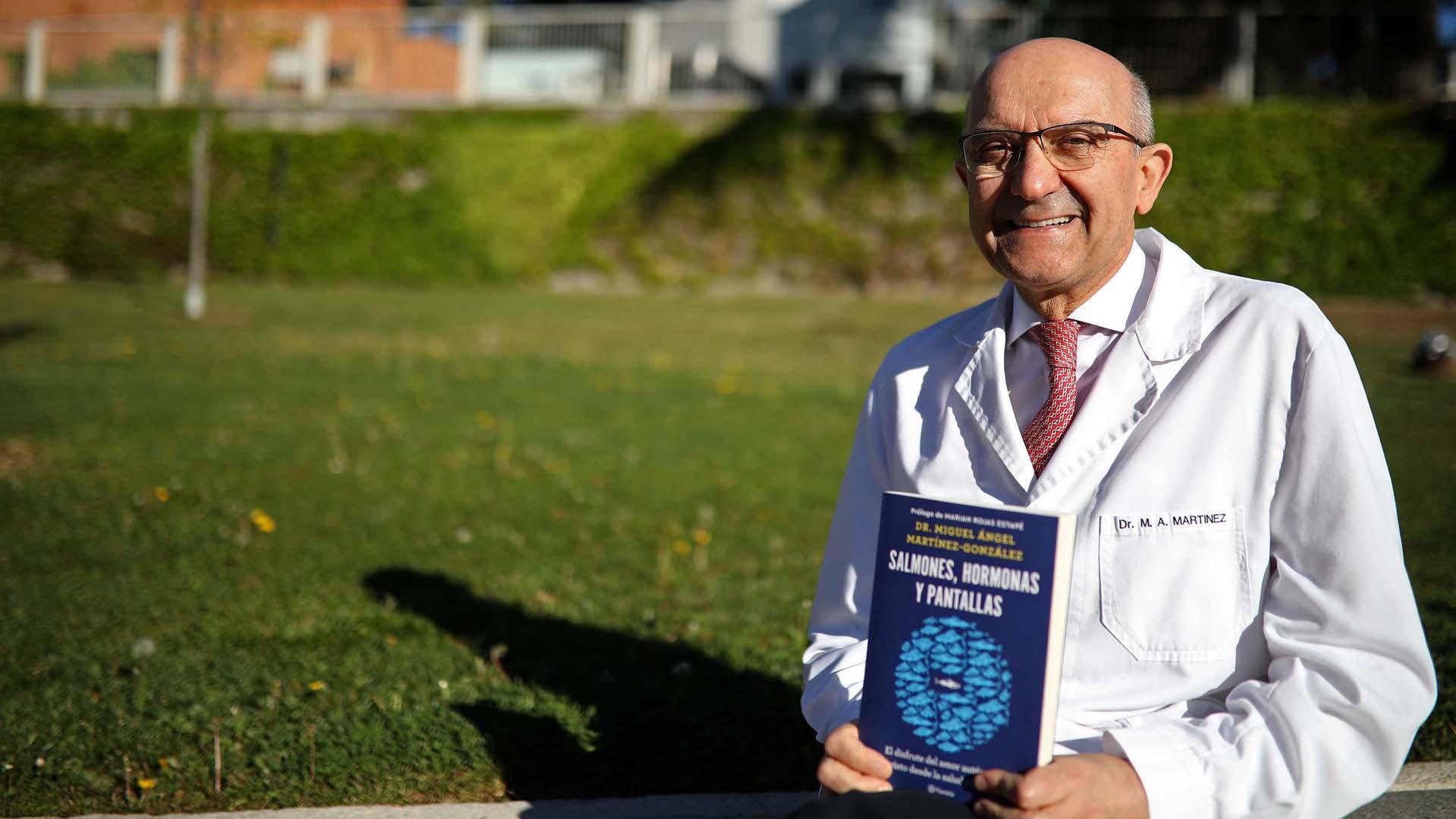El médico Miguel Ángel Martínez-González (Málaga, 1957) es catedrático de Salud Pública en la Universidad de Navarra. En la imagen, posa con su último libro ‘Salmones, hormonas y pantallas’ (Editorial Planeta), en el campus navarro