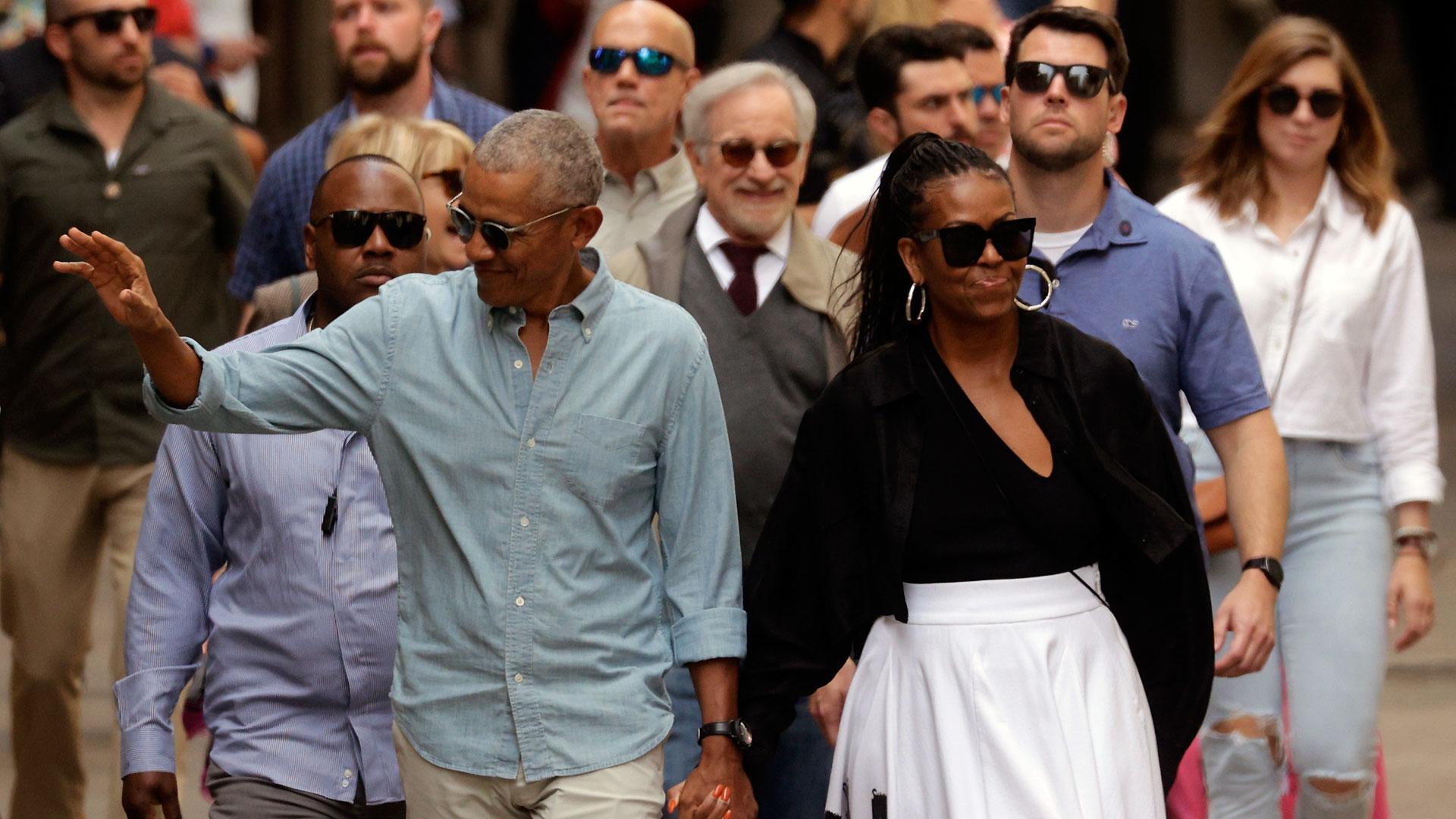 El expresidente norteamericano Barack Obama y su mujer, Michelle, acompañados de Steven Spielberg y su esposa Kate Capshaw (detrás) salen del MOCO Museum de Barcelona en el marco de su visita privada a la capital catalana