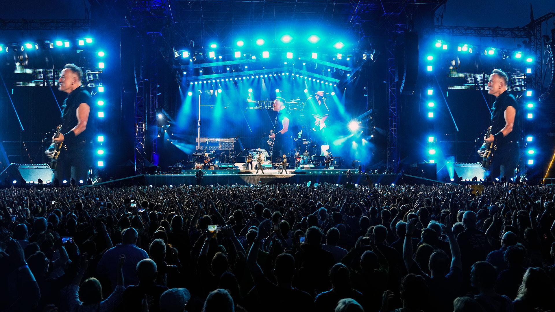 Vista general de las pantallas gigantes del concierto que ha ofrecido este viernes el cantante estadounidense Bruce Springsteen en el Estadio Olímpico de Barcelona