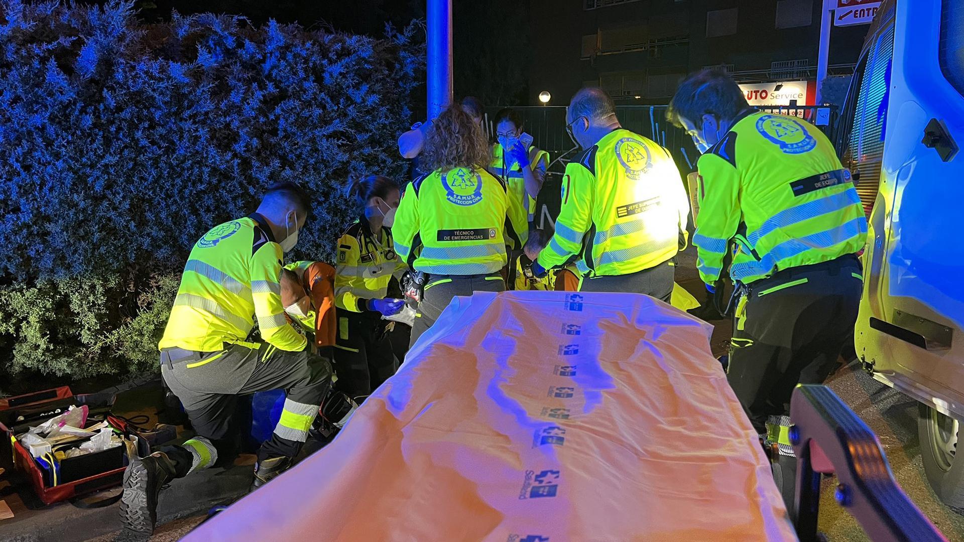 Equipos de emergencias, atendiendo a los heridos