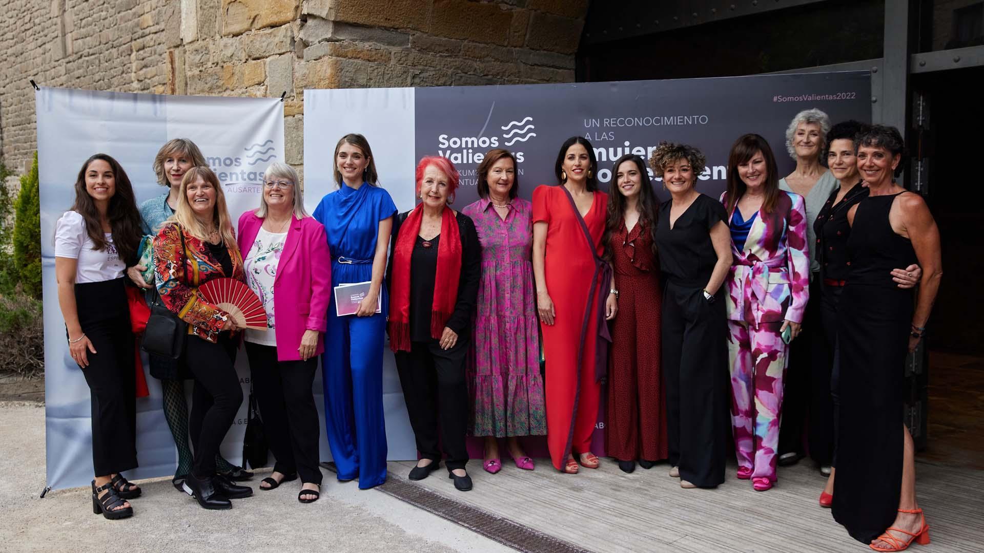 Mujeres galardonadas con el premio “Somos Valientas” y presentadoras del acto celebrado el jueves