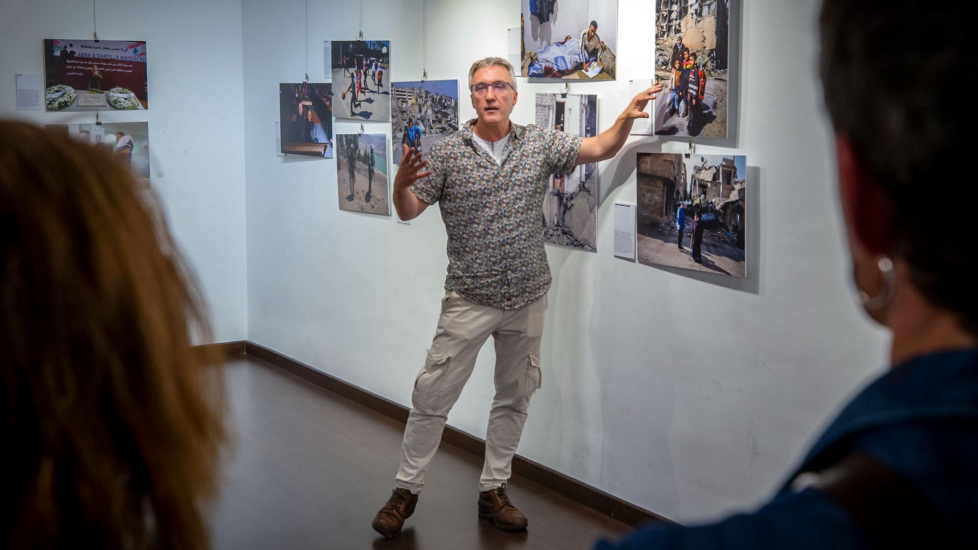 Iván Benítez compartió las historias humanas de sus fotografías con los asistentes a la exposición