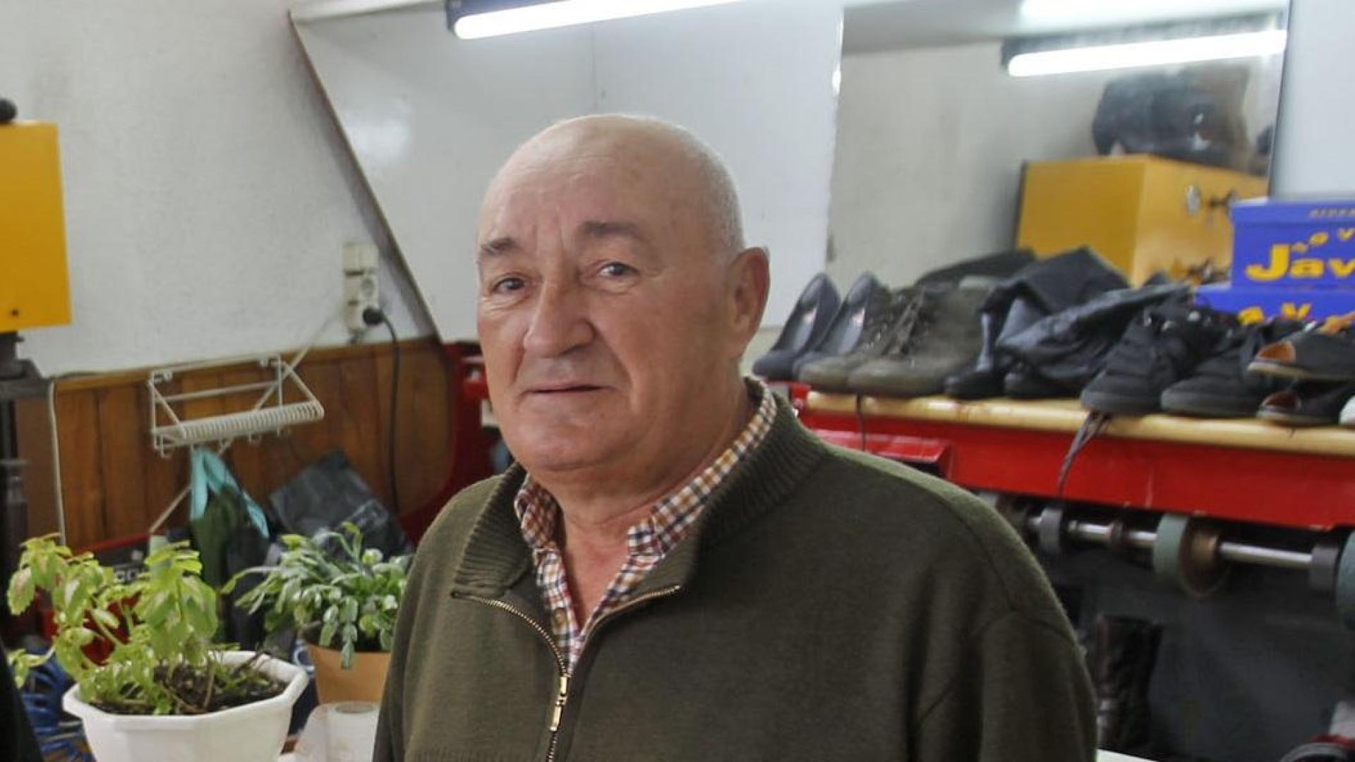 Cándido Rodríguez Olmedo, en 2011 en la zapatería Cándido, de la calle Bernardino Tirapu