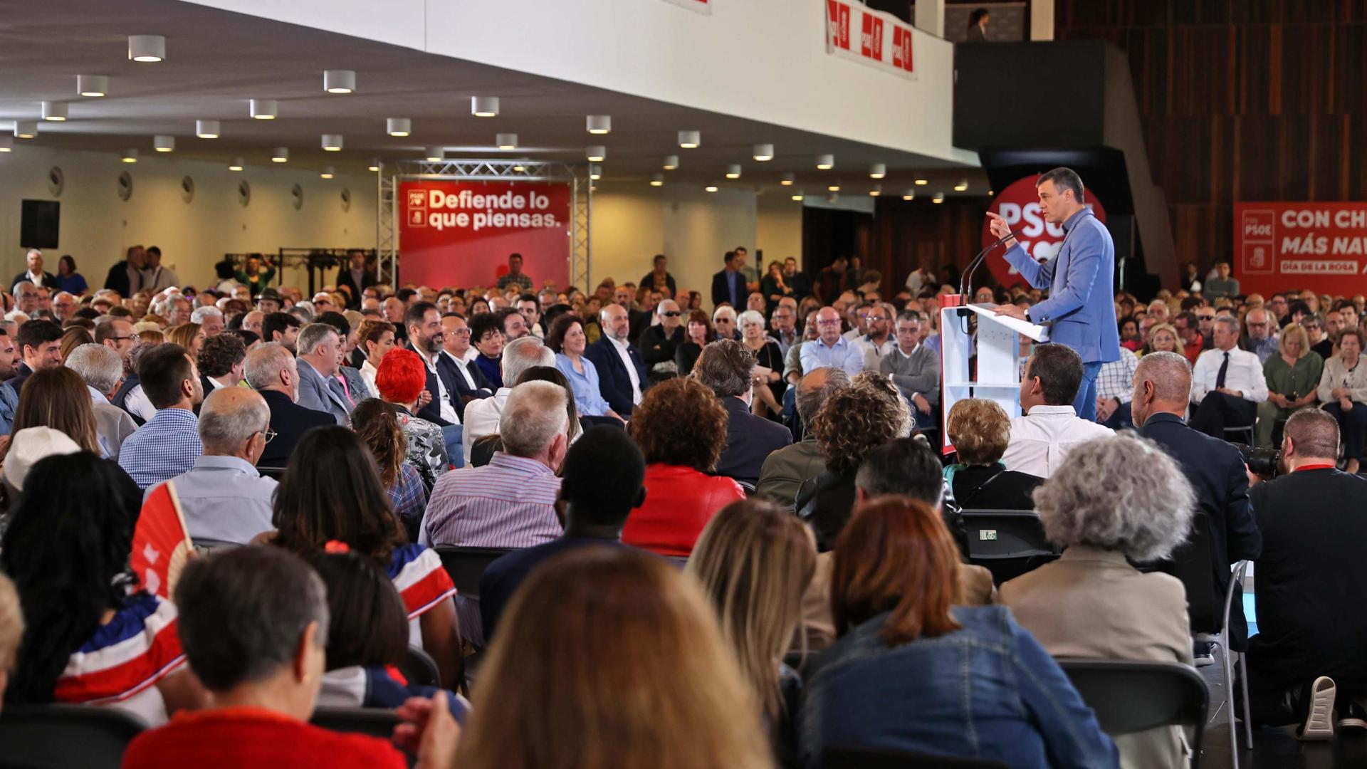 Pedro Sánchez, ayer en Baluarte, en Pamplona, rodeado de simpatizantes y militantes del PSN
