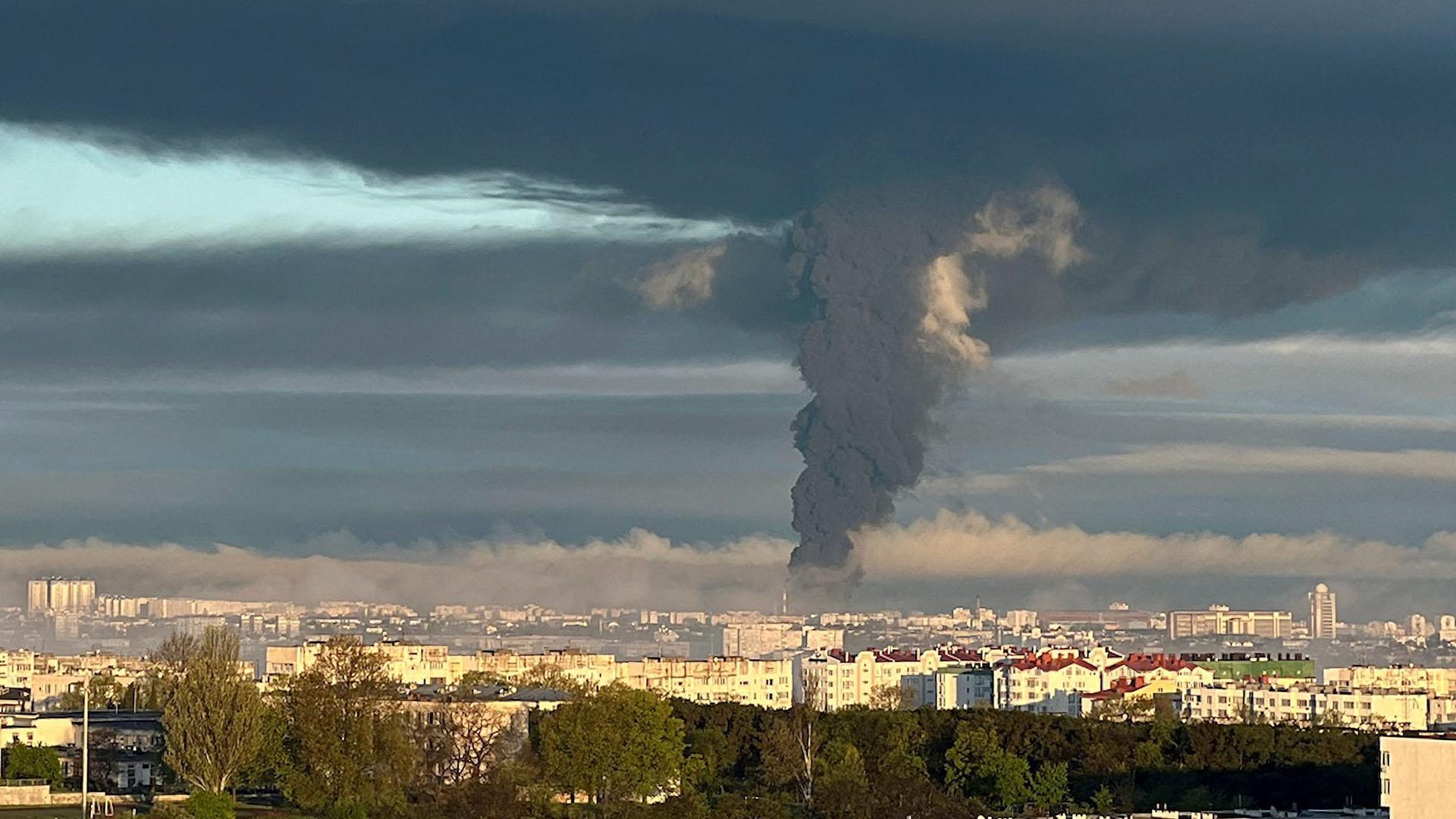 Vista aérea del humo tras el presunto ataque con drones a un depósito de combustible en Sebastopol