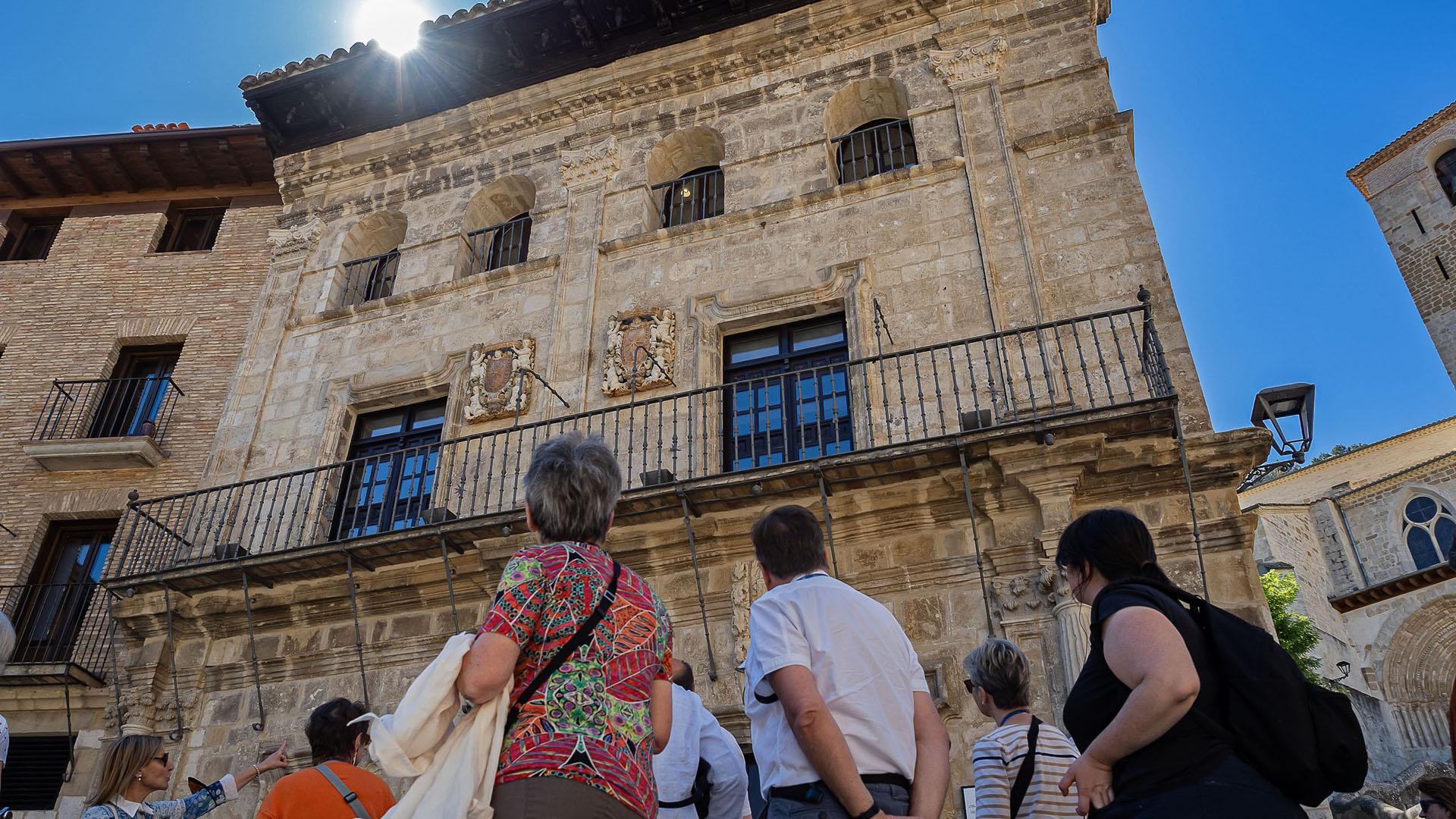 Visitantes en un recorrido por el barrio monumental, en la imagen ante el antiguo ayuntamiento sede hoy de la oficina de turismo