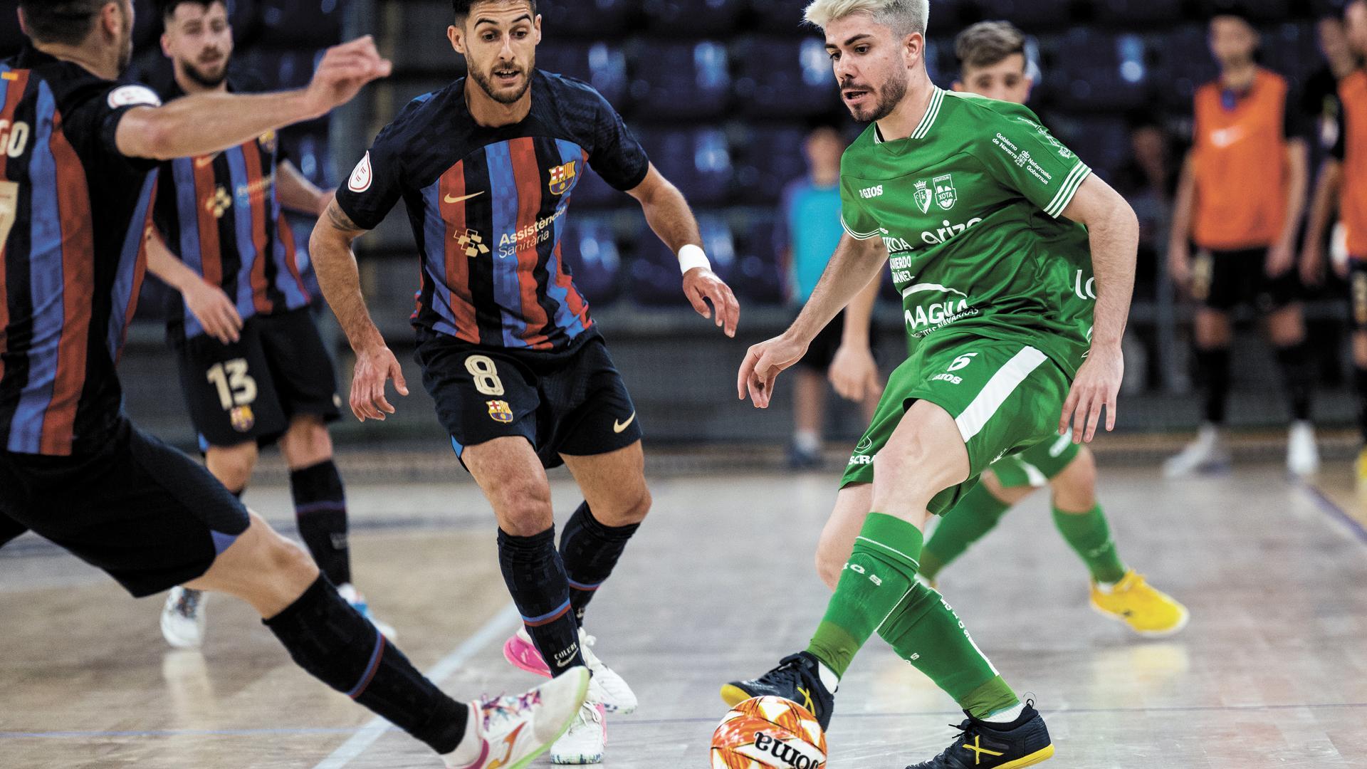 Dani Zurdo, de Osasuna Magna, conduce el balón ante la mirada de Adolfo, uno de los goleadores del Barça en la tarde de este sábado