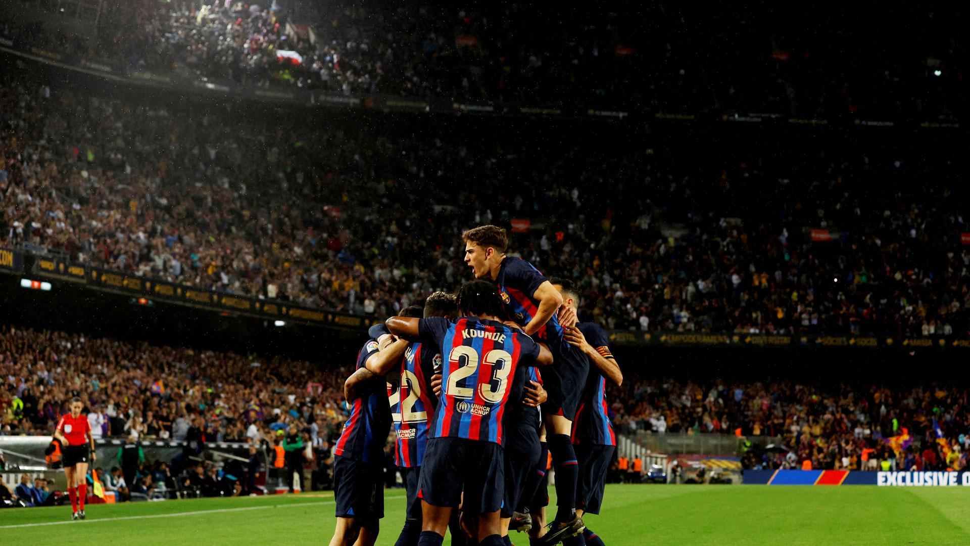 Los jugadores del Barcelona celebran la victoria en el Camp Nou ante el Betis