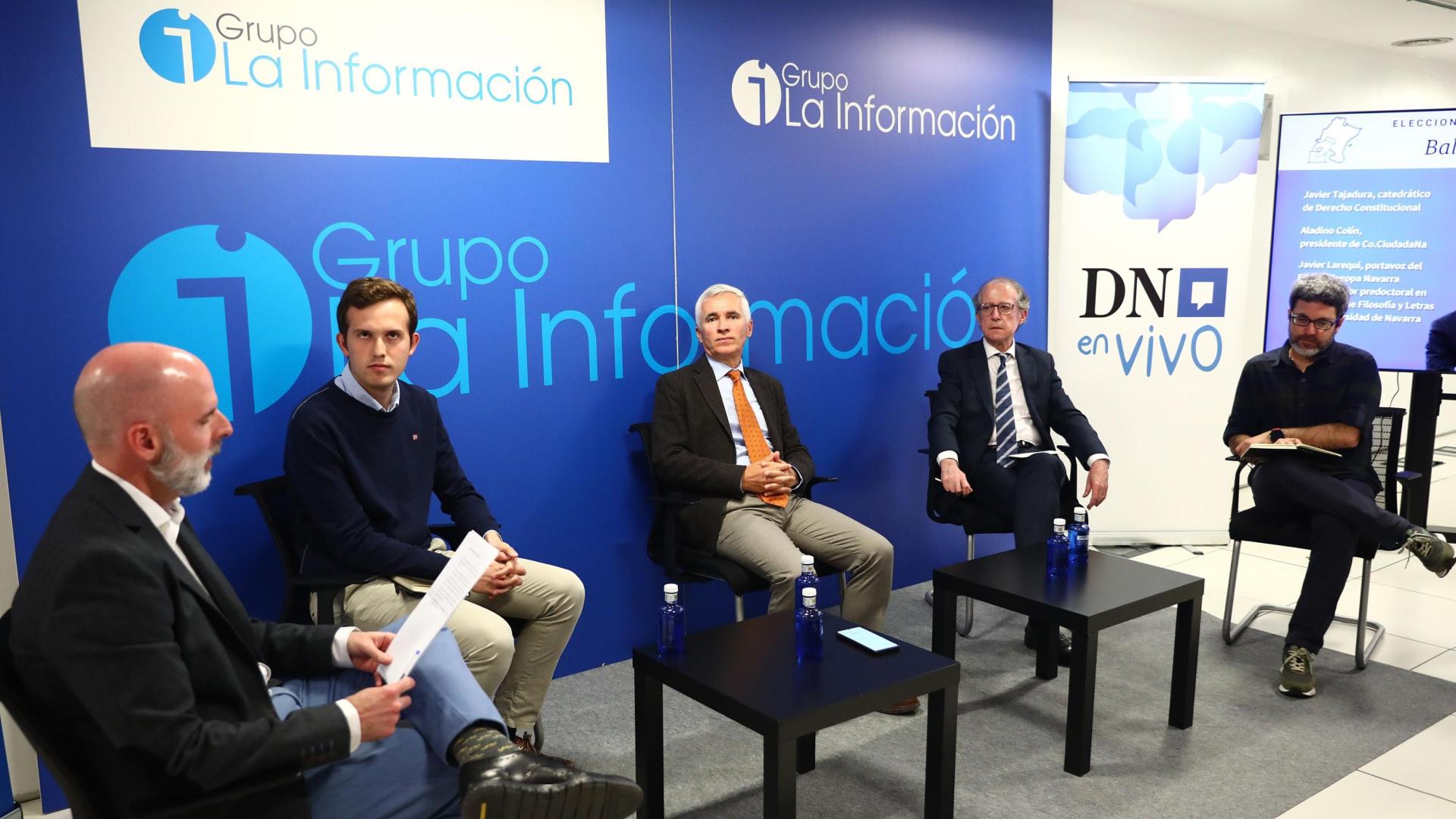 Desde la izquierda, Julen Garmendia, Diario de Navarra; Javier Larequi, portavoz de Equipo Europa; Javier Tajadura, catedrático de Derecho Constitucional; Aladino Colín, presidente de Co.Ciudadana; y Marcos Sánchez, de Diario de Navarra.