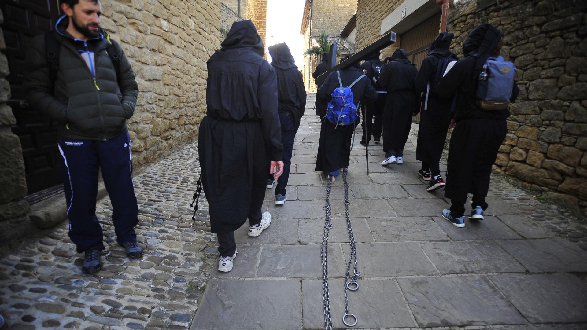 La romería de 2022, la última que el penitente anónimo caminó con la cruz y las cadenas