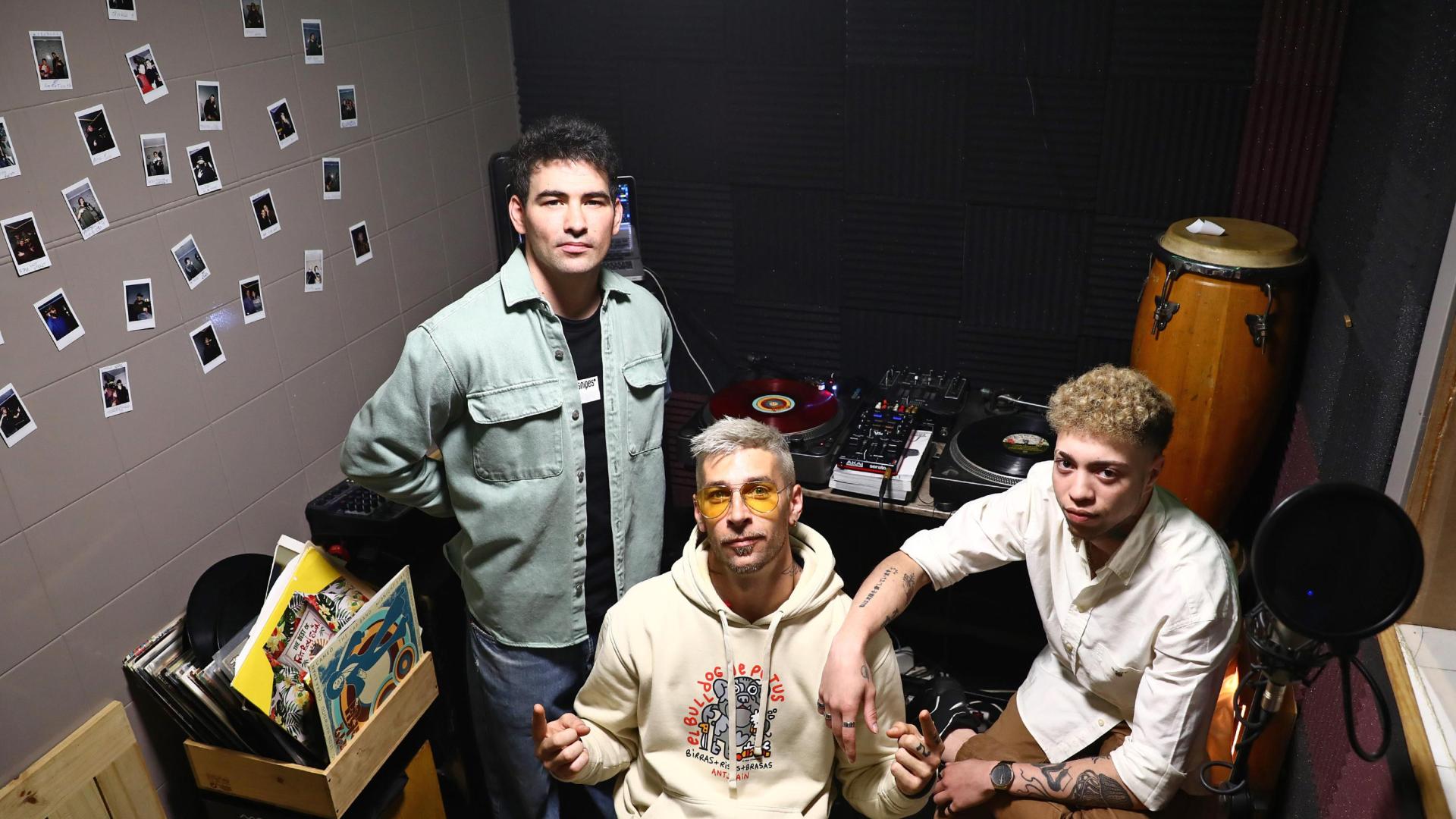De izda. a dcha: el Dj Rever Loop; el rapero Mr. Speaker, y el técnico Manu Dueñas, fotografiados en el estudio dos días antes de iniciar el reto.
