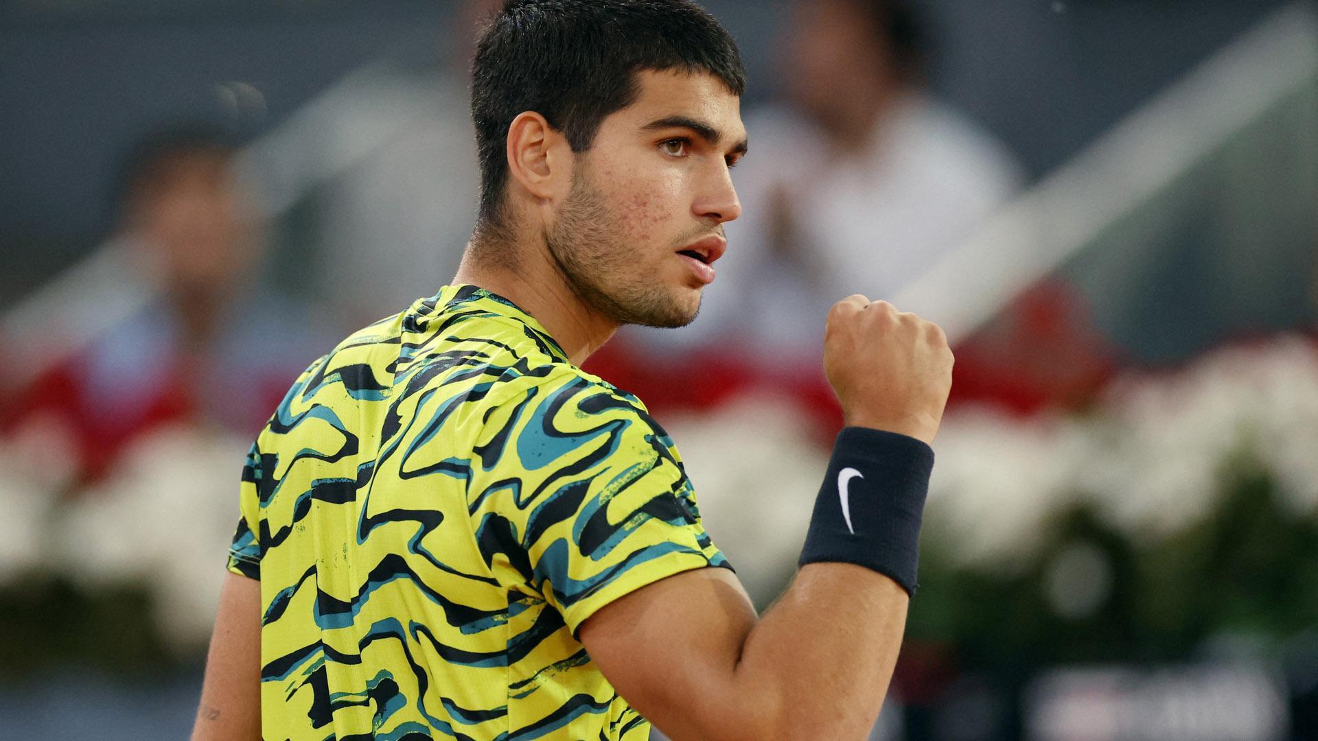 Carlos Alcaraz aparcó las dudas que enrarecieron su estreno en la presente edición del Masters 1.000 de Madrid con un solvente triunfo ante el búlgaro Grigor Dimitrov (6-2 y 7-5) que le adentra en los octavos de final, en los que le aguarda el alemán Alexander Zverev.
Un duelo con pinta de final y con aire de revancha acaparará la sesión del martes en la búsqueda de los cuartos. La reedición de la final del año pasado, la que disparó definitivamente la proyección del murciano se repite ahora, pero en la cuarta ronda del Masters 1.000 madrileño. Una revancha para Zverev, apabullado en el partido por el título que tiene ocasión de enmendar.
Pasó por encima del francés Hugo Grenier el tenista germano, al que arrolló por 6-1 y 6-0. Salió airoso de su cita ante Dimitrov también Alcaraz, que tardó hora y media en solventar el compromiso frente a uno de los tenistas con más talento del circuito que dejó atrás sus mejores momentos. No firmó el marcador que su rival del martes, pero hizo suyo un registro solvente que delata un duelo sin sobresaltos.
Porque ya el primer juego advirtió un panorama diferente al del primer día. Alcaraz rompió el saque del búlgaro de entrada, consolidó la ventaja y ya fue con el viento a favor a lo largo del parcial. Con tranquilidad, solvencia, con comodidad ante un adversario sin soluciones ante el ímpetu del español.
Nada que ver el inicio ante Dimitrov con el sufrimiento del partido contra Ruusuvuori. "Aprendo de lo que hago mal y había cosas que mejorar después del primer partido. Teníamos claro que había que salir a disfrutar y hacer el juego que sabemos hacer, sonreír y disfrutar", dijo después, sobre la pista, el jugador murciano.
Mejoró Dimitrov en el segundo set. A sus 32 años hace tiempo que no resalta en el circuito. No juega una final, en Rotterdam, desde hace un lustro el búlgaro, que llegó a ser el tercer tenista del mundo y que no levanta un trofeo desde 2017, su mejor año. Con éxitos en el Masters 1.000 de Cincinnati y las Finales ATP, sus premios de más valor.
Resistió más Dimitrov en el segundo set. Incluso tuvo la manga de cara para alargar el partido cuando por primera vez hizo 'break', se situó con 4-2 y el saque de su lado. Sin embargo, no dio pie el español, que pronto enmendó el panorama e igualó (4-4). Después, Alcaraz aprovechó la ocasión, aceleró, rompió en el undécimo y preparó el set para la victoria.
Fue el segundo triunfo de Alcaraz ante Dimitrov, tras el del Masters 1.000 de París del pasado año. "Prima ganar sobre el divertir. Me encanta jugar al tenis, pero tengo ese gen ganador y quiero ganar de cualquier manera y eso es lo que intento. Hay que buscar la manera de ganar", dijo Alcaraz.
El número dos del mundo espera ahora a Zverev. Palabras mayores. El alemán, uno de los mejores del circuito, aún en búsqueda del momento que disfrutó en tierra antes de su lesión en Roland Garros, afina su puesta a punto en Madrid. Arrolló a Grenier en 58 minutos. Ahora aspira a la revancha.