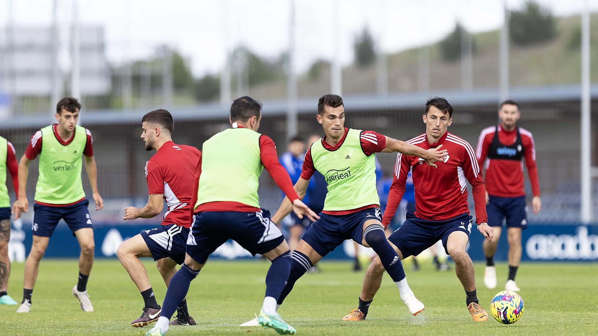 Los jugadores de Osasuna durante la sesión de entrenamiento de este lunes, previa al choque contra el Barça