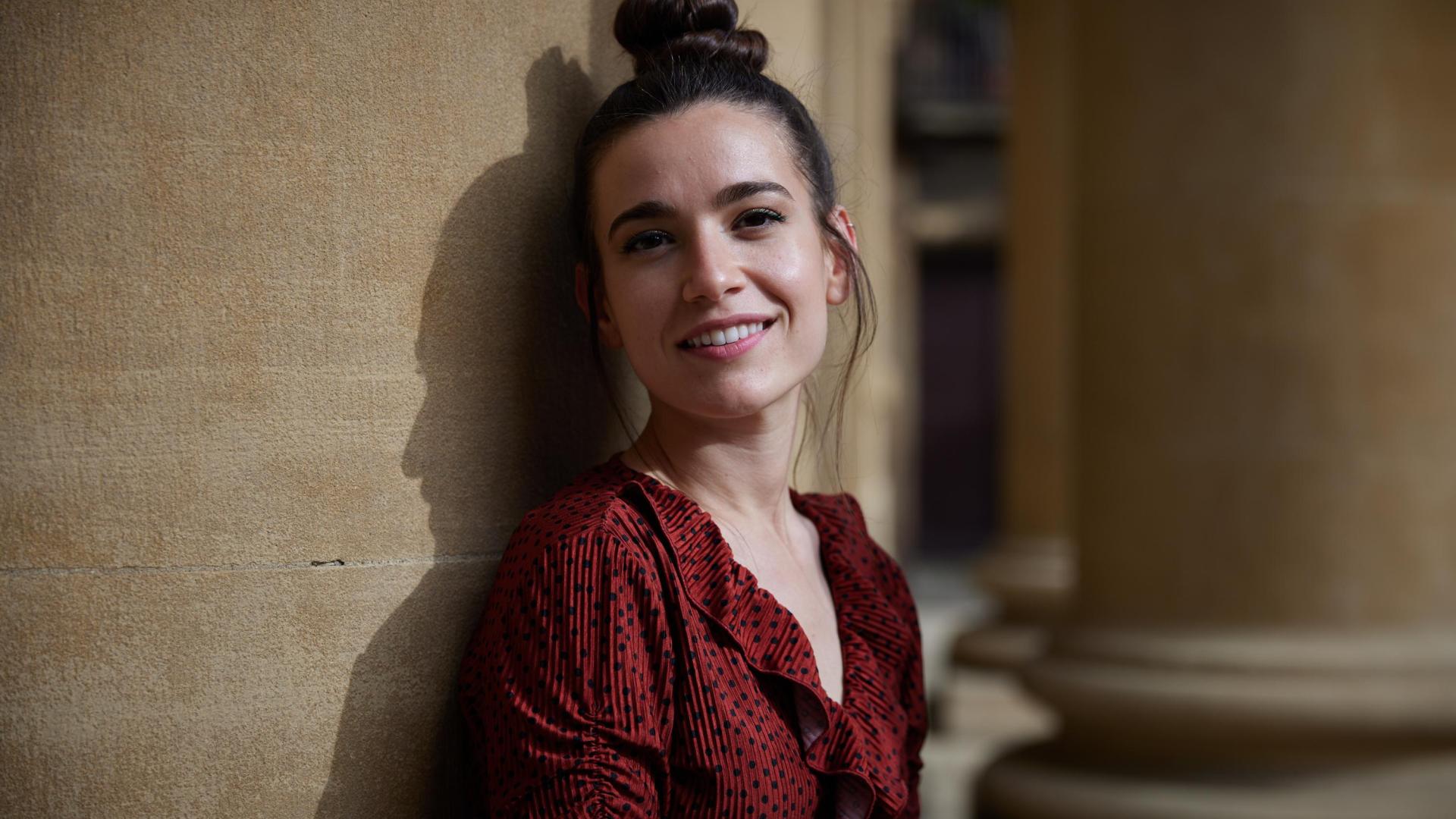 Teresa Pejenaute Villar posa en la Catedral de Pamplona, donde acudió el pasado jueves para recoger el premio ‘Somos Valientas’ en la categoría de Juventud.
