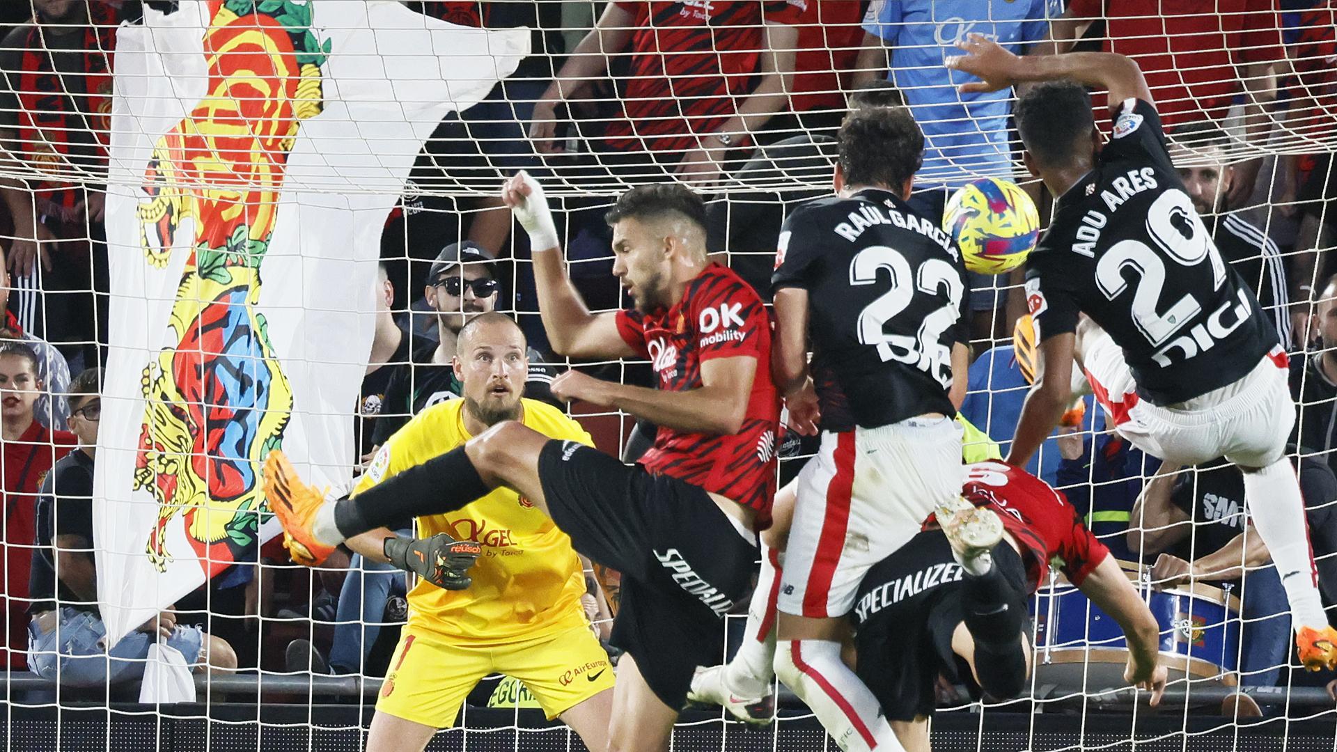 La jugada polémica en la que Raúl García y Malom Adu Ares saltan con un defensa y el segundo toca el balón con las manos antes del posterior penalti de Ruiz de Galarreta