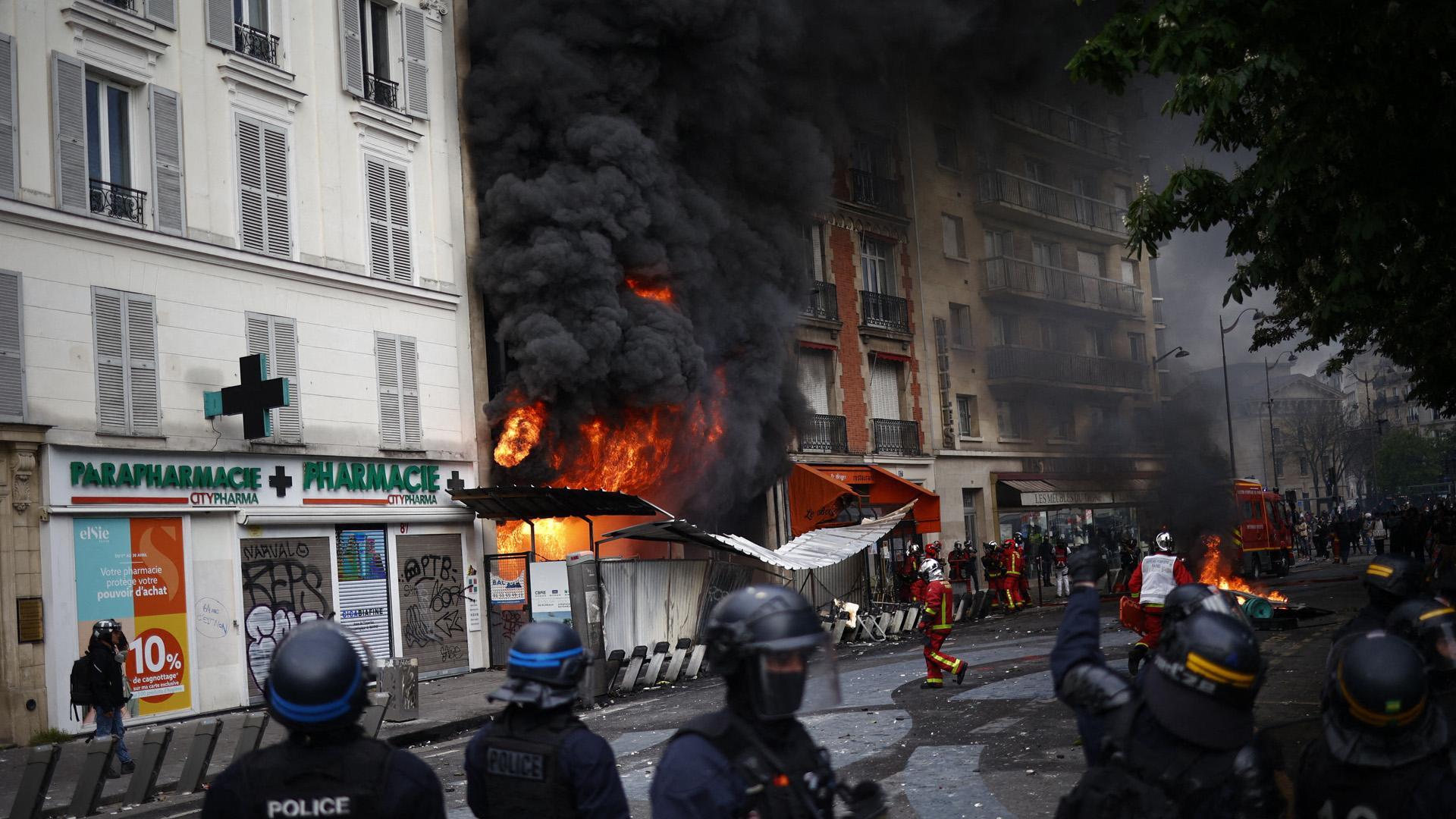 Enfrentamientos entre la policía y manifestantes durante una manifestación el 1 de Mayo en París
