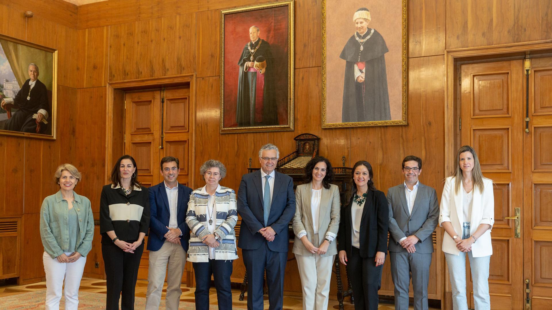 De izquierda a derecha, asistentes a la firma del convenio: Elena Belzunce, Carolina Montoro, Antonio Moreno Ibáñez, Ana Marta González, Rafael Sánchez-Ostiz, Paloma Grau, Isabel García Ipiens, José Javier Azqueta y Cristina Patier